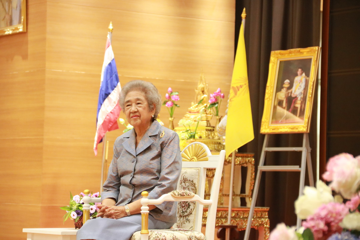 อวยพรท่านผู้หญิงอังกาบ บุณยัษฐิติ เนื่องในวันปีใหม่และวันครู 2561 — 1 พฤษภาคม 2025 — สถาบันเทคโนโลยีจิตรลดา CDTI