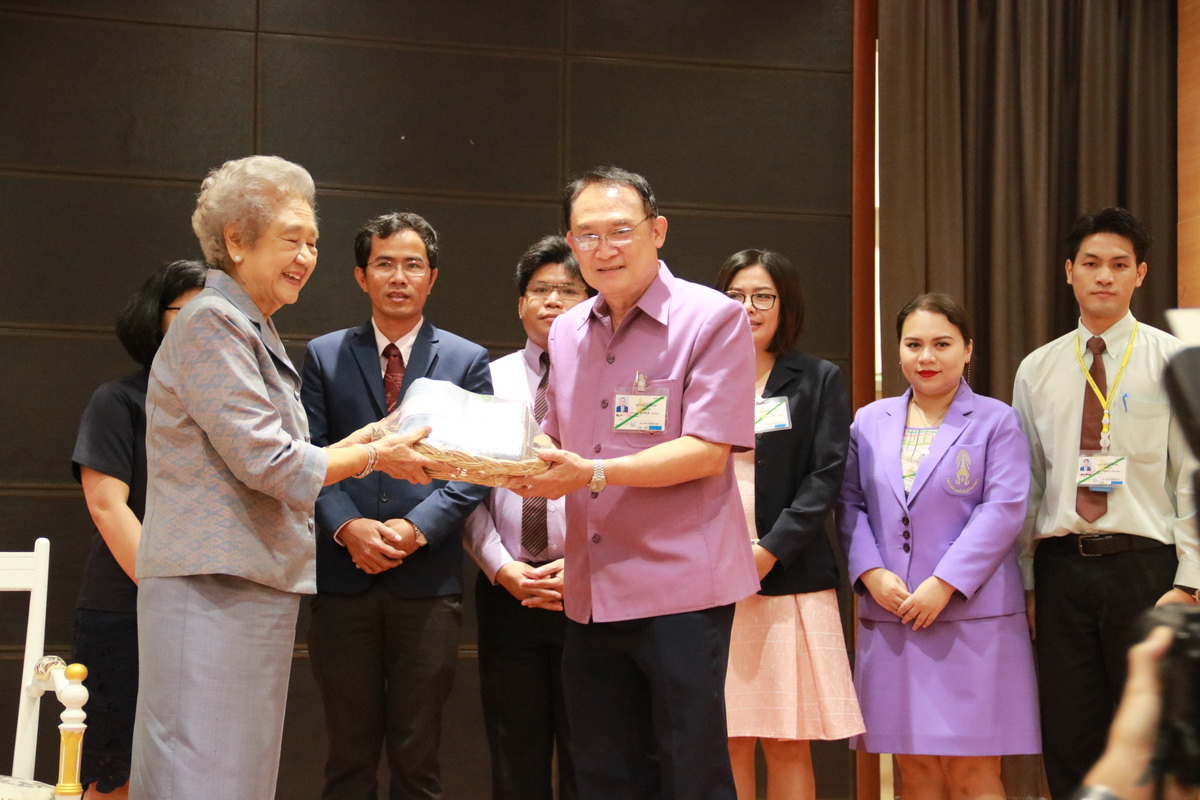 อวยพรท่านผู้หญิงอังกาบ บุณยัษฐิติ เนื่องในวันปีใหม่และวันครู 2561 — 1 พฤษภาคม 2025 — สถาบันเทคโนโลยีจิตรลดา CDTI