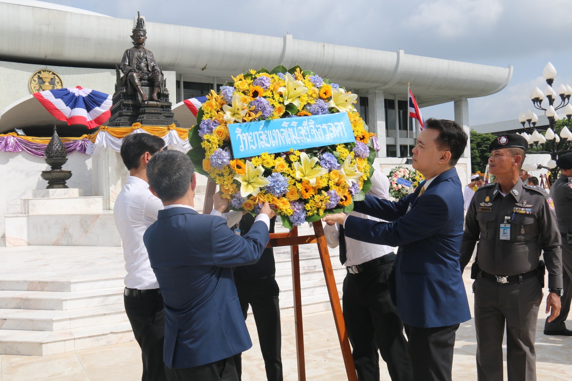 วางพวงมาลา รัชกาลที่ 7 — 2 พฤษภาคม 2025 — สถาบันเทคโนโลยีจิตรลดา CDTI