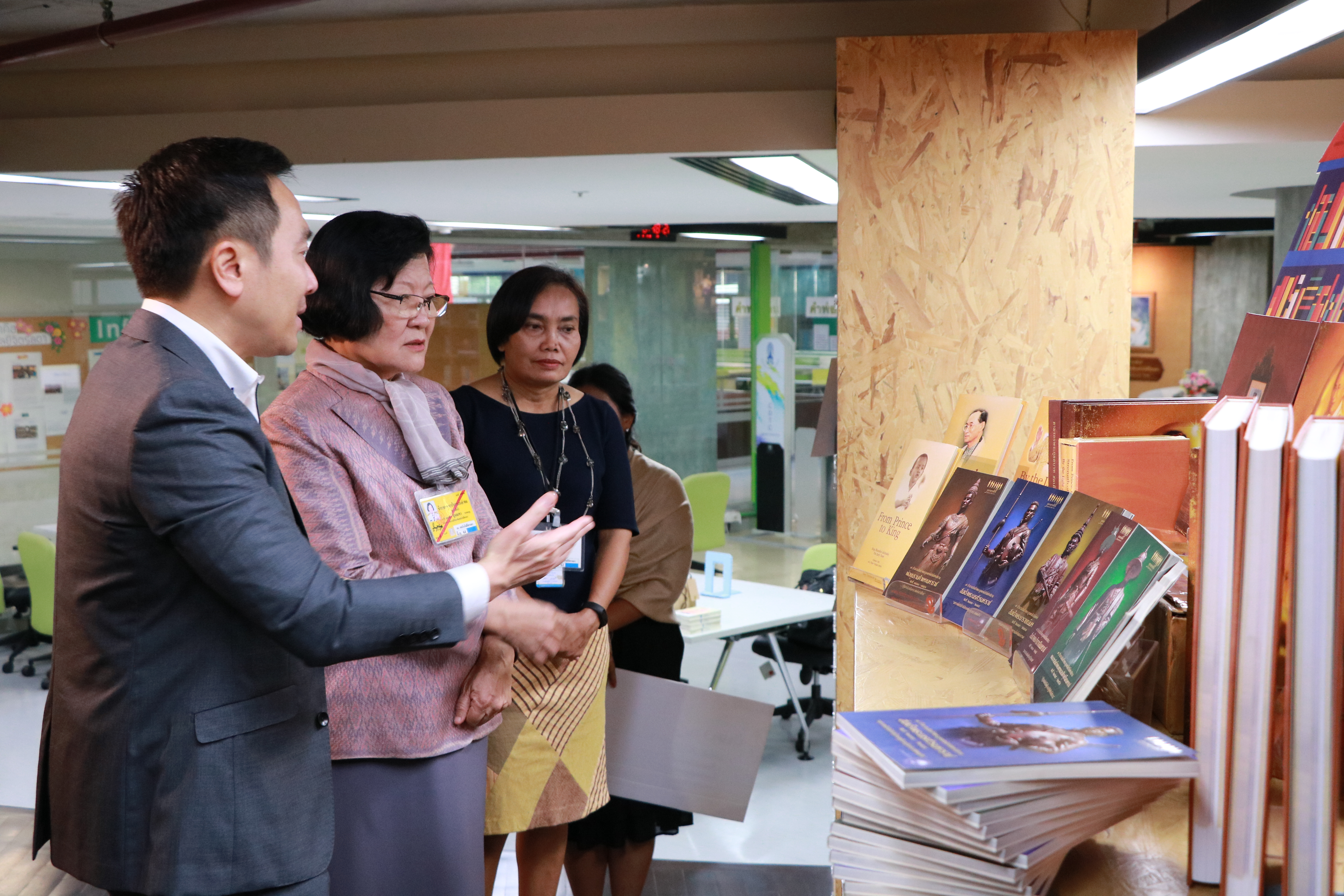 รับมอบหนังสือ — 1 พฤษภาคม 2025 — สถาบันเทคโนโลยีจิตรลดา CDTI