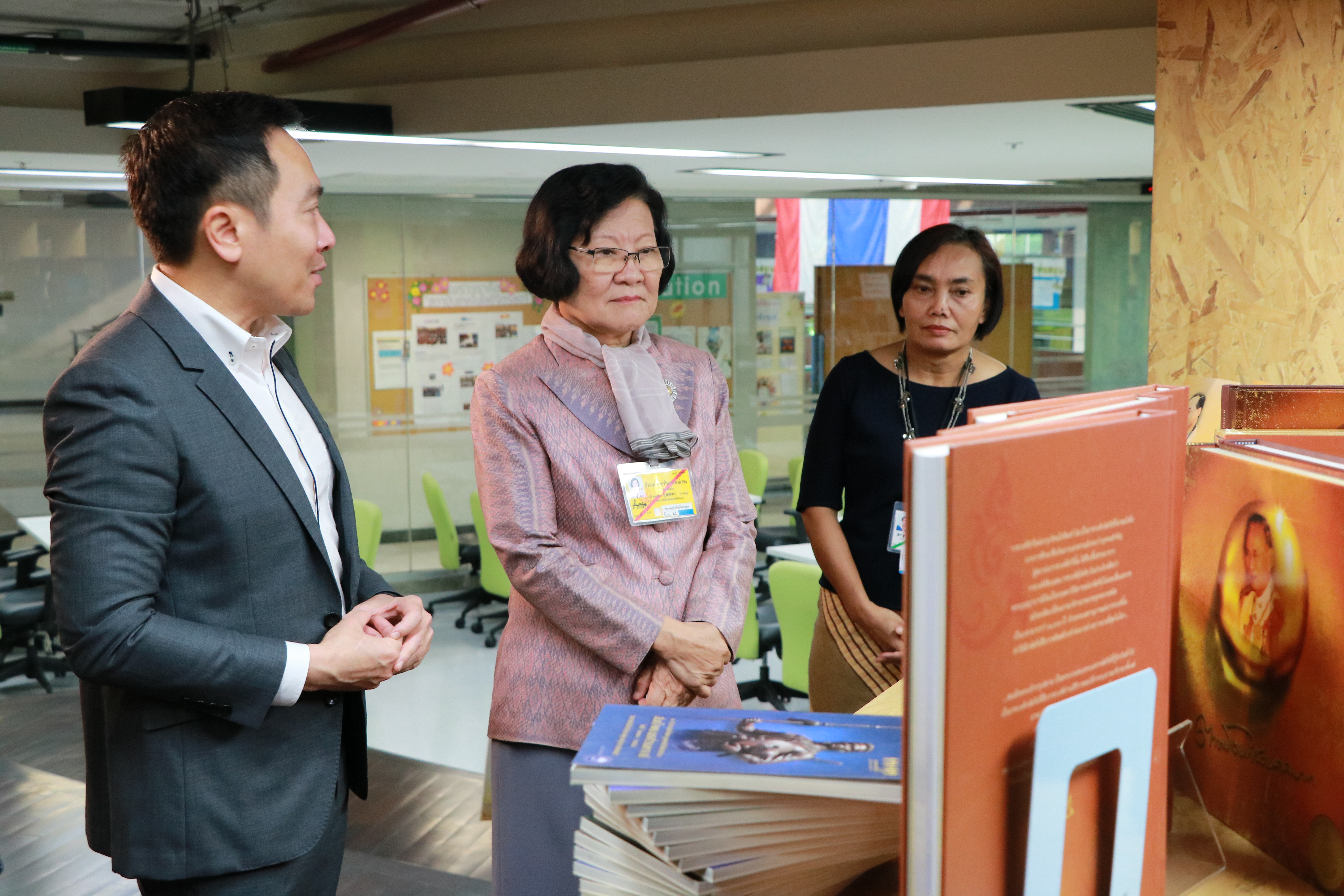 รับมอบหนังสือ — 1 พฤษภาคม 2025 — สถาบันเทคโนโลยีจิตรลดา CDTI