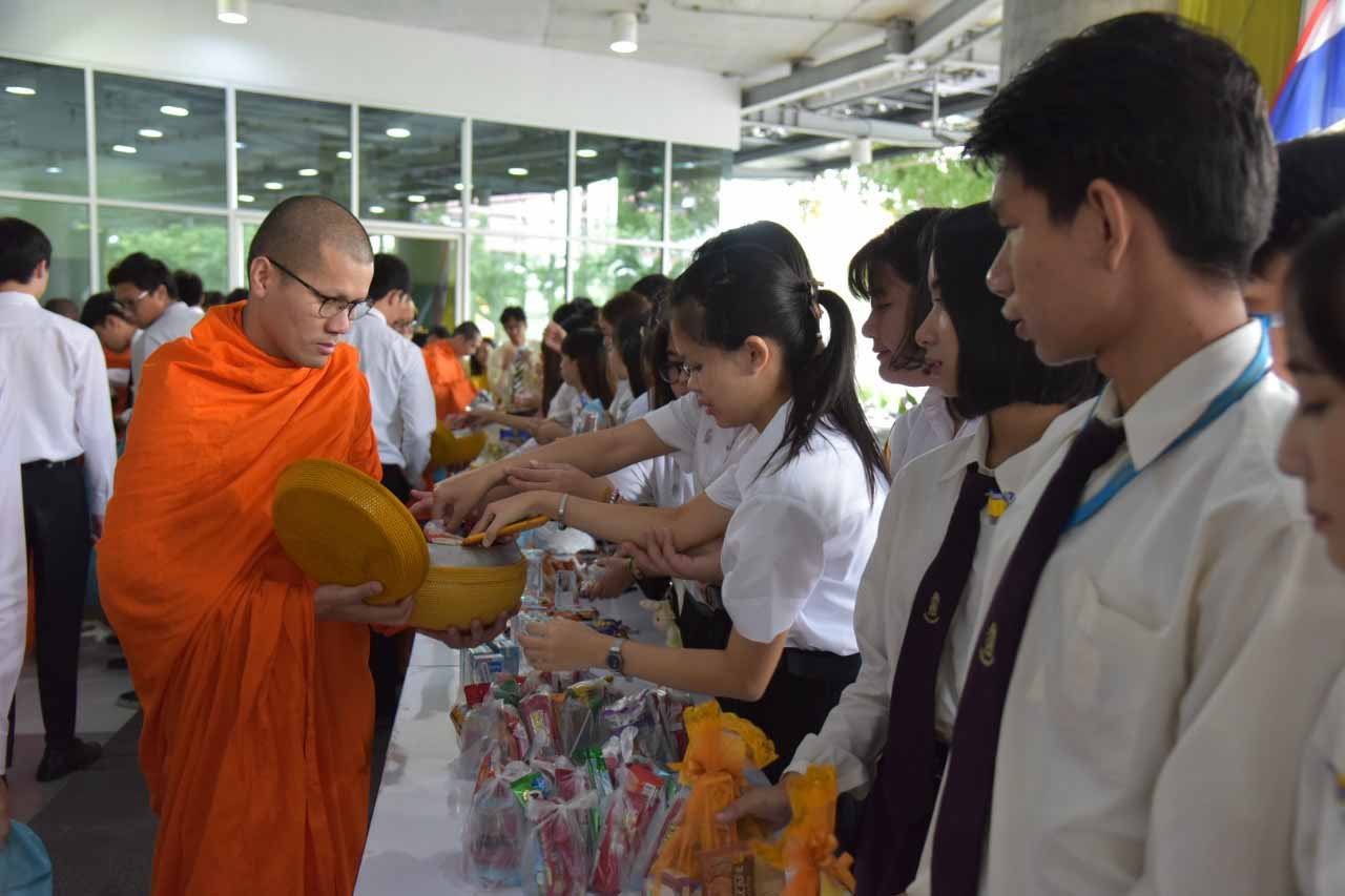 ตักบาตรถวายเป็นพระราชกุศล — 2 พฤษภาคม 2025 — สถาบันเทคโนโลยีจิตรลดา CDTI