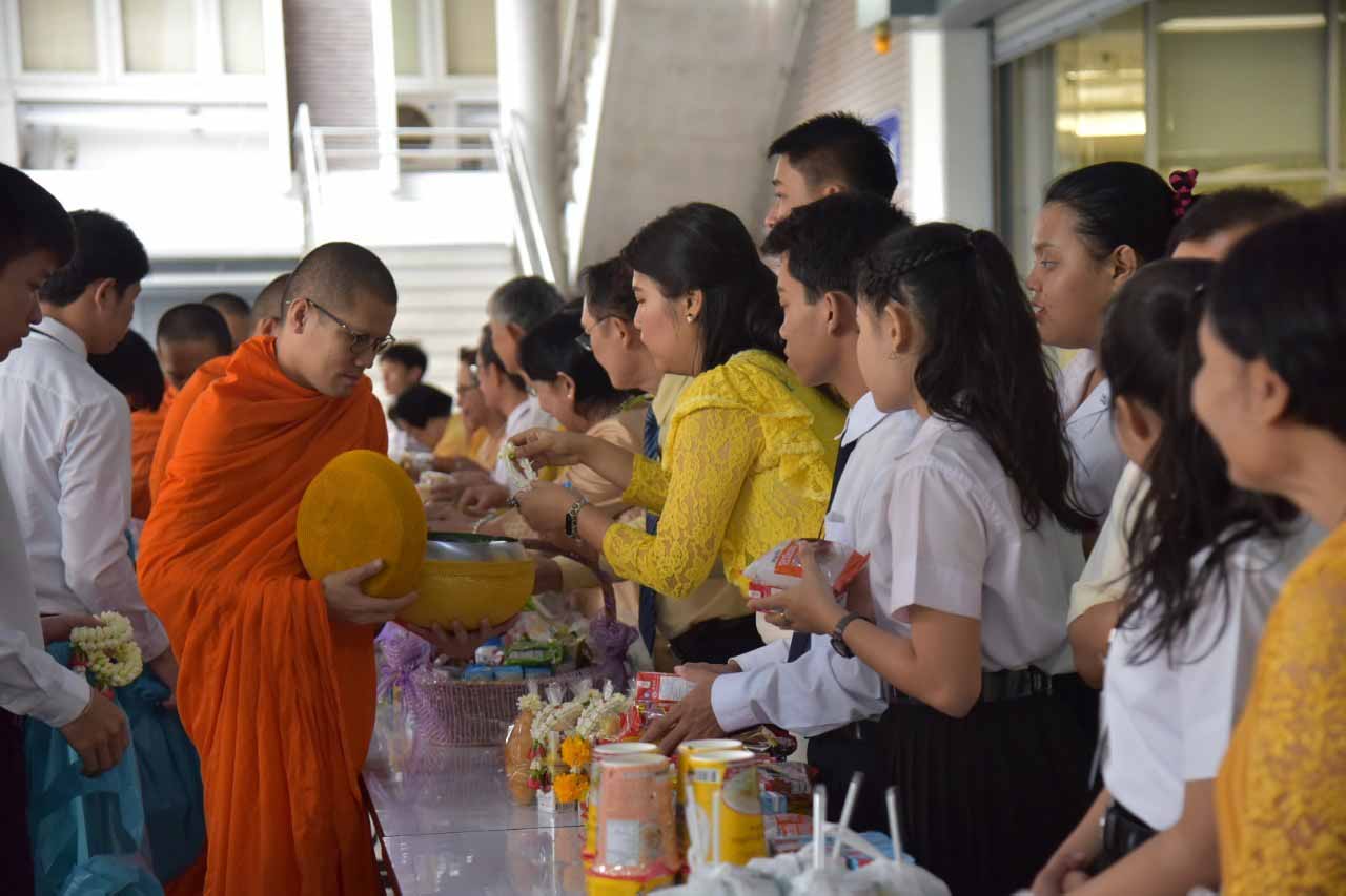 ตักบาตรถวายเป็นพระราชกุศล — 2 พฤษภาคม 2025 — สถาบันเทคโนโลยีจิตรลดา CDTI