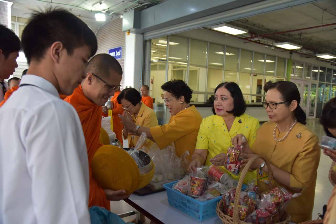 ตักบาตรถวายเป็นพระราชกุศล — 2 พฤษภาคม 2025 — สถาบันเทคโนโลยีจิตรลดา CDTI