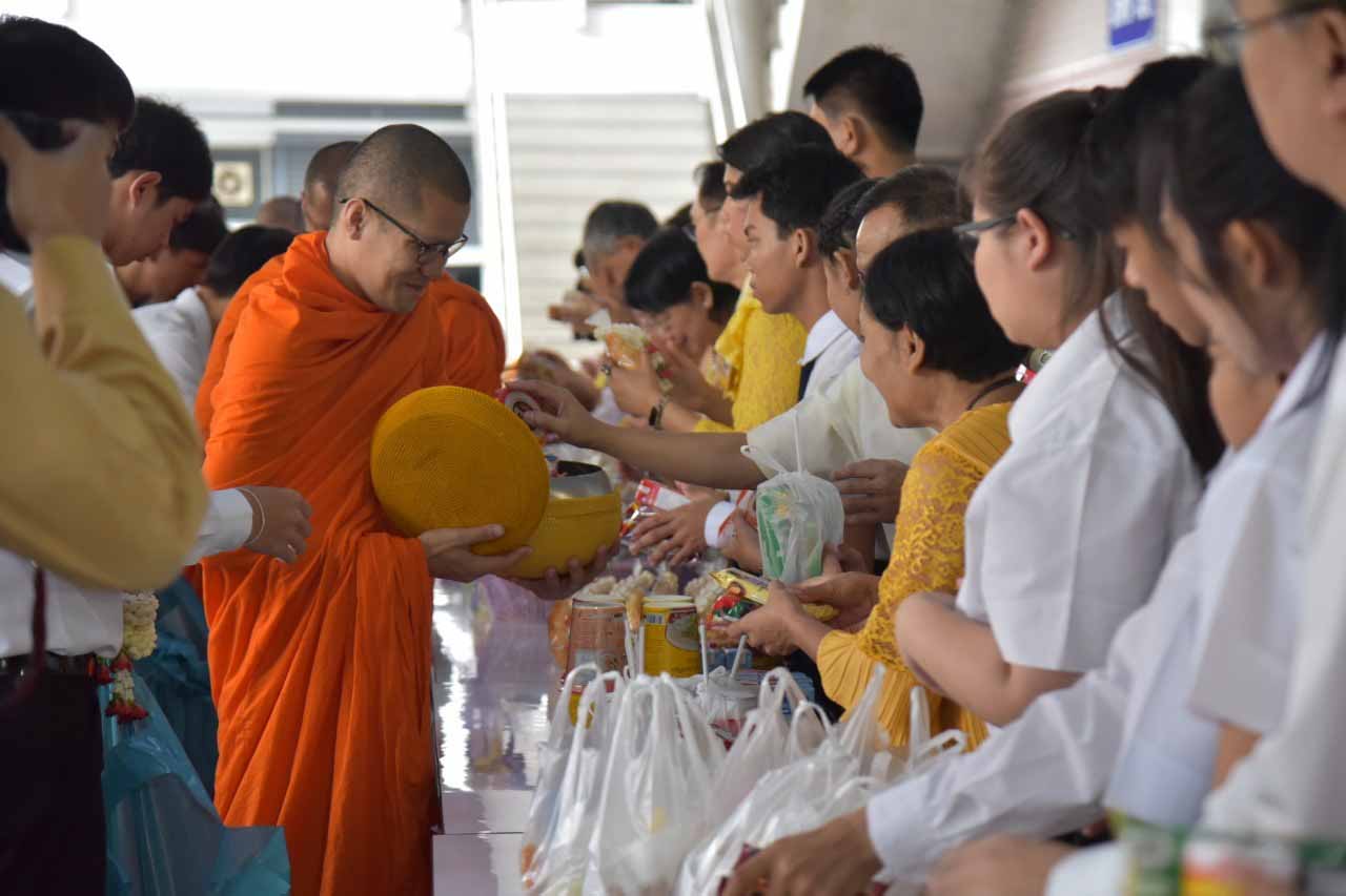 ตักบาตรถวายเป็นพระราชกุศล — 2 พฤษภาคม 2025 — สถาบันเทคโนโลยีจิตรลดา CDTI