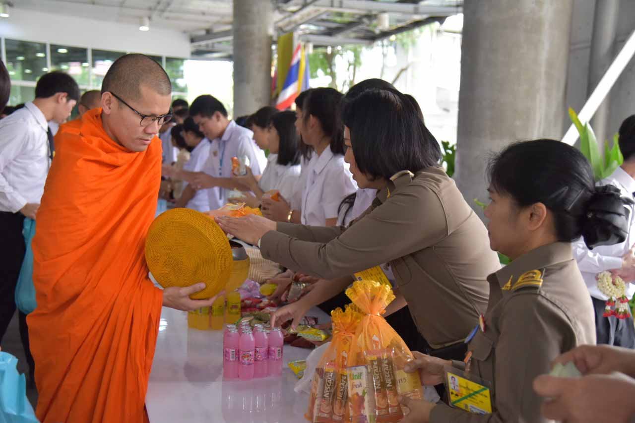 ตักบาตรถวายเป็นพระราชกุศล — 2 พฤษภาคม 2025 — สถาบันเทคโนโลยีจิตรลดา CDTI