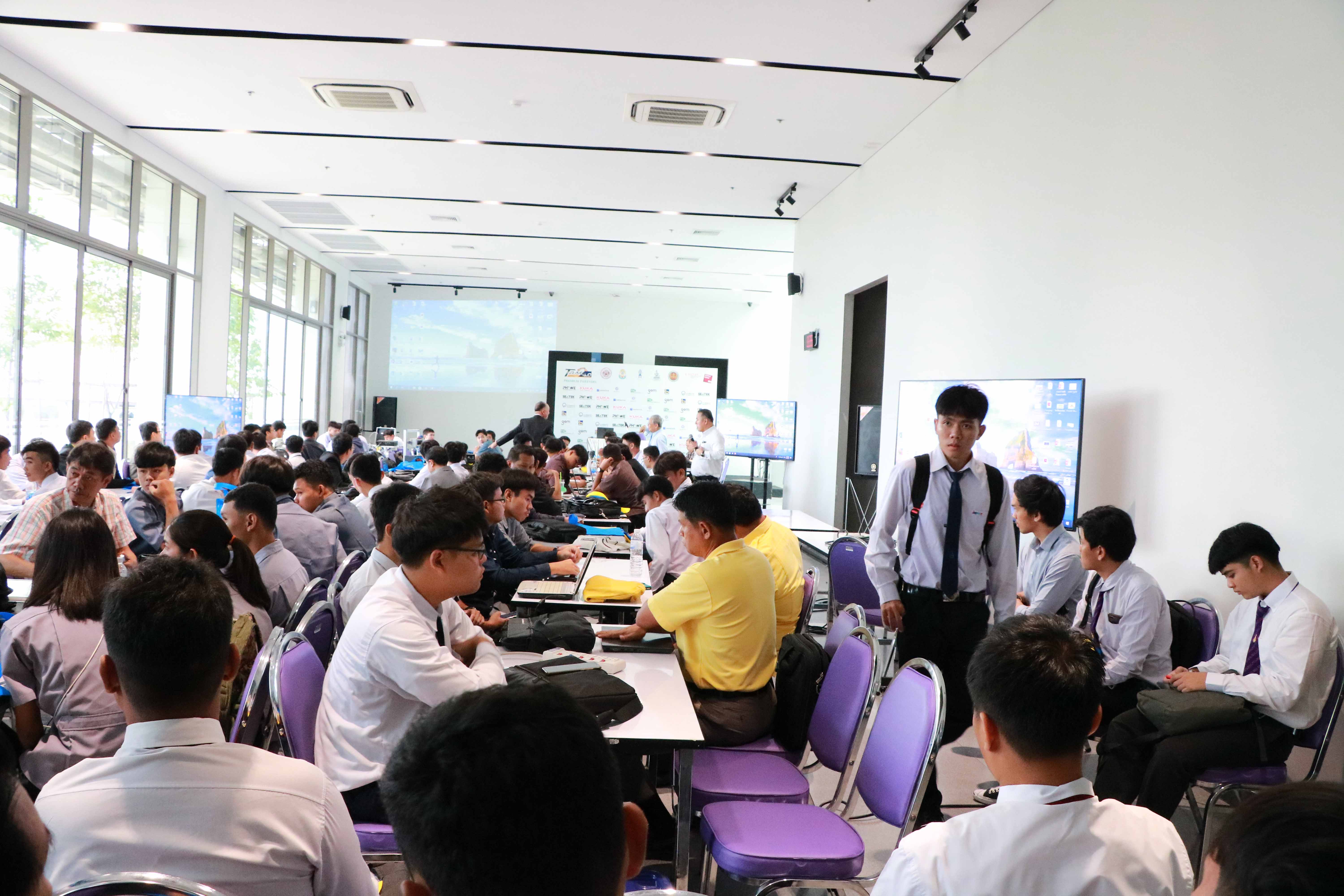 อบรมการแข่งกันควบคุมระบบอัตโนมัติในอุตสาหกรรม 4.0 สัปดาห์แรก — 2 พฤษภาคม 2025 — สถาบันเทคโนโลยีจิตรลดา CDTI