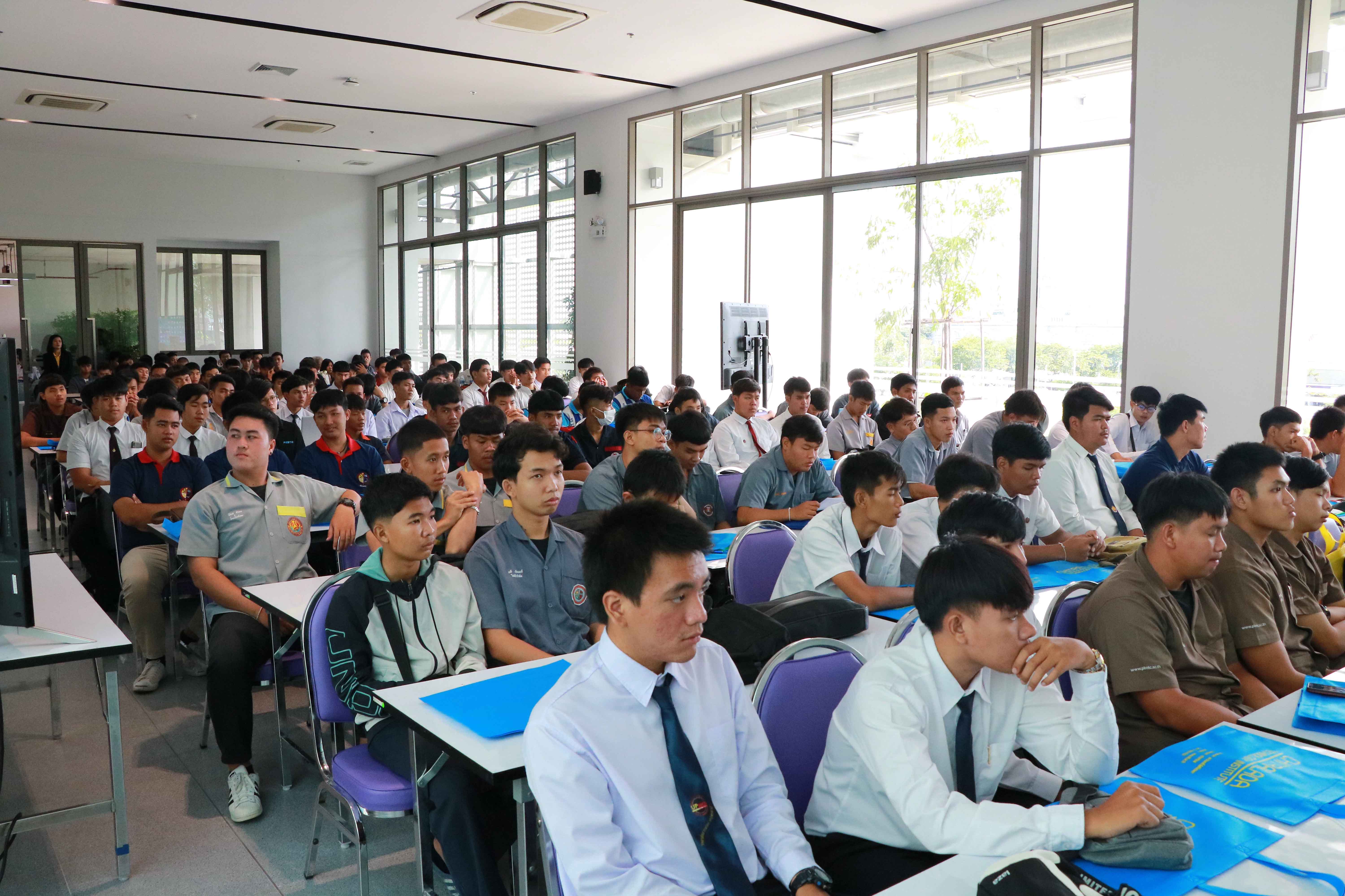 ต้อนรับคณะอบรมควบคุมหุ่นยนต์ — 2 พฤษภาคม 2025 — สถาบันเทคโนโลยีจิตรลดา CDTI
