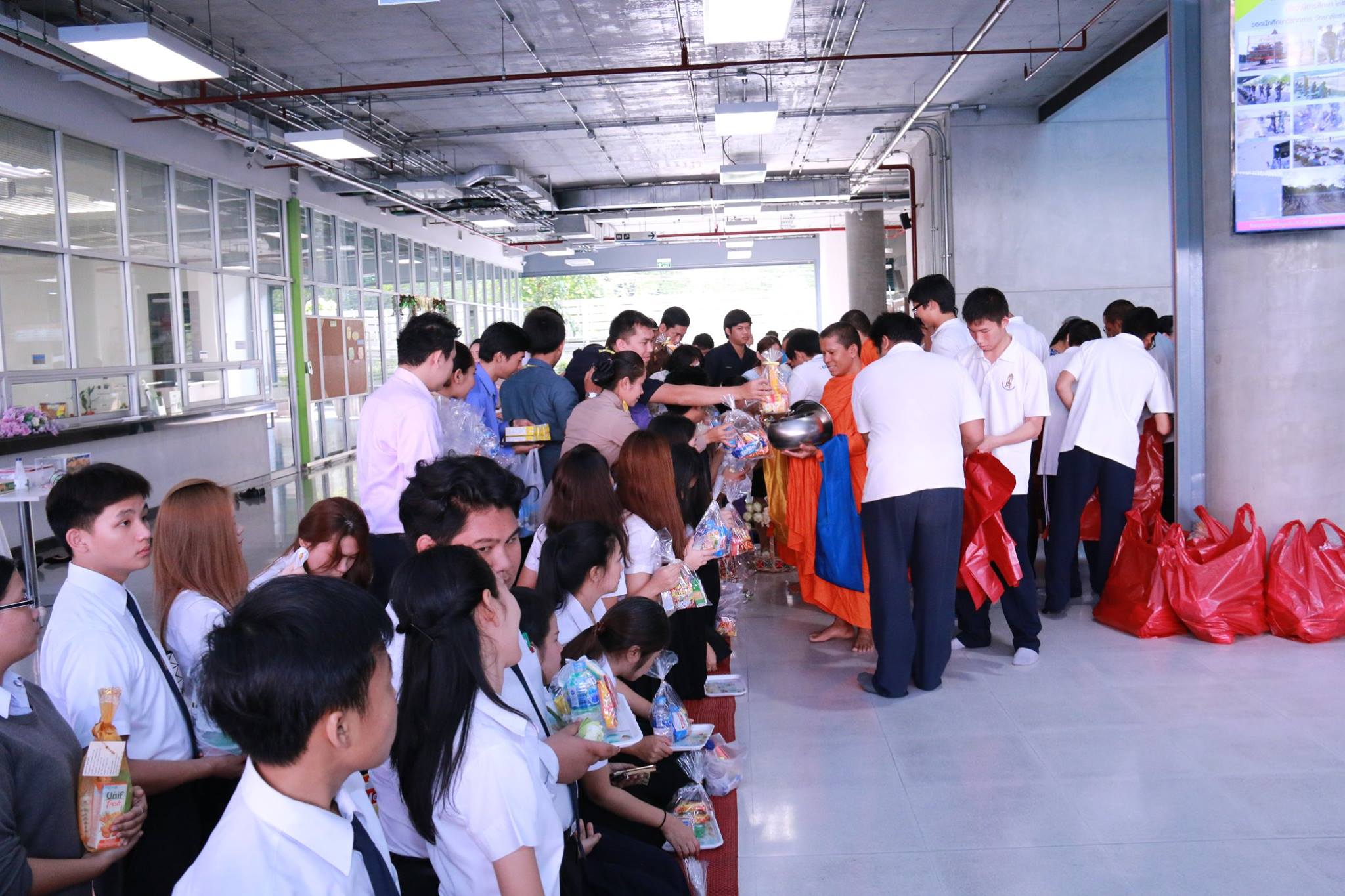 ทำบุญตักบาตรเนื่องในวันมาฆบูชา — 1 พฤษภาคม 2025 — สถาบันเทคโนโลยีจิตรลดา CDTI