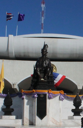 พิธีวางพวงมาลาถวายราชสักการะ พระบรมราชนุเสาวรีย์ — 1 พฤษภาคม 2025 — สถาบันเทคโนโลยีจิตรลดา CDTI