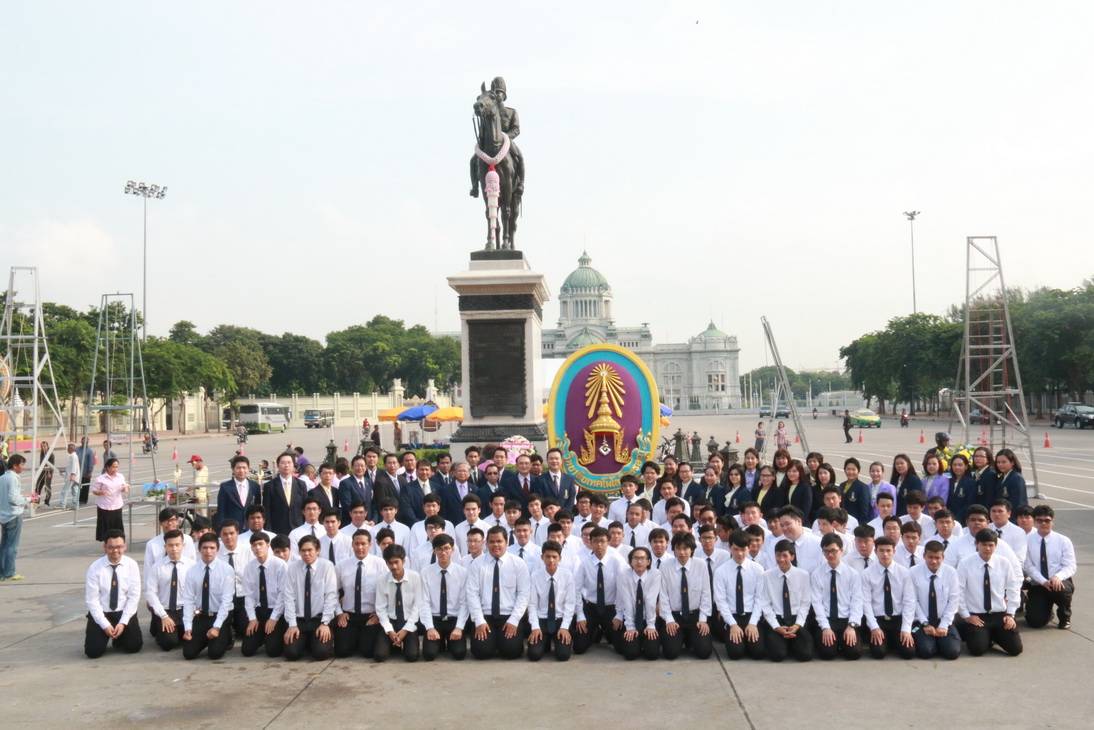 คณะอาจารย์ เจ้าหน้าที่ และนักศึกษาวิทยาลัยเทคโนโลยีจิตรลดา ร่วมพิธีวางพวงมาลาเนื่องในวันปิยมหาราช — 1 พฤษภาคม 2025 — สถาบันเทคโนโลยีจิตรลดา CDTI