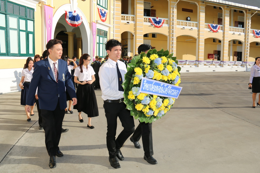 คณาอาจารย์ เจ้าหน้าที่ และนักศึกษาวิทยาลัยเทคโนโลยีจิตรลดา ร่วมพิธีวางพวงมาลาเนื่องในวันมหาธีรราชเจ้า ณ สวนเจ้าเชตุ — 1 พฤษภาคม 2025 — สถาบันเทคโนโลยีจิตรลดา CDTI