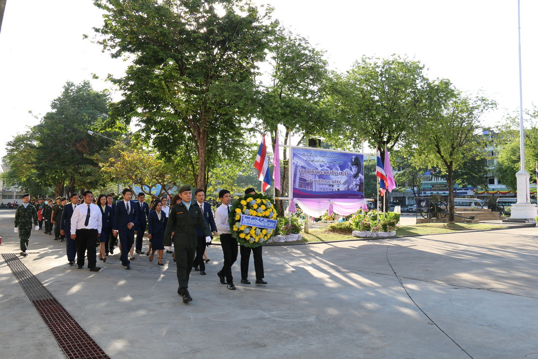 คณาอาจารย์ เจ้าหน้าที่ และนักศึกษาวิทยาลัยเทคโนโลยีจิตรลดา ร่วมพิธีวางพวงมาลาเนื่องในวันมหาธีรราชเจ้า ณ สวนเจ้าเชตุ — 1 พฤษภาคม 2025 — สถาบันเทคโนโลยีจิตรลดา CDTI