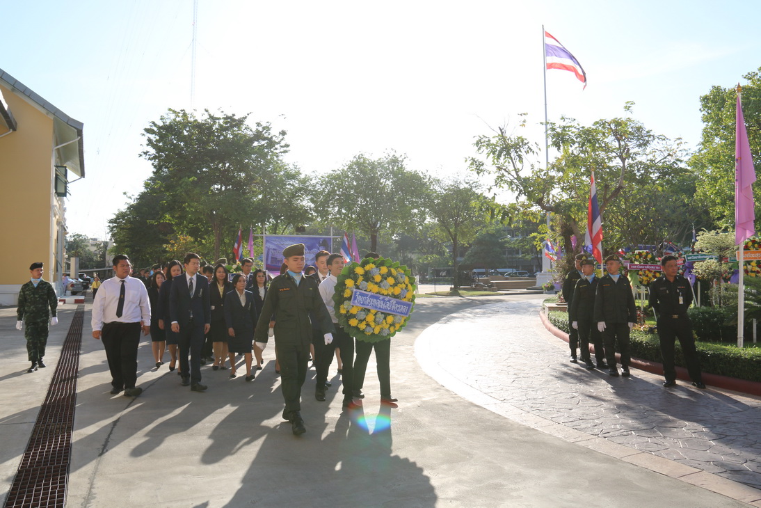 คณาอาจารย์ เจ้าหน้าที่ และนักศึกษาวิทยาลัยเทคโนโลยีจิตรลดา ร่วมพิธีวางพวงมาลาเนื่องในวันมหาธีรราชเจ้า ณ สวนเจ้าเชตุ — 1 พฤษภาคม 2025 — สถาบันเทคโนโลยีจิตรลดา CDTI