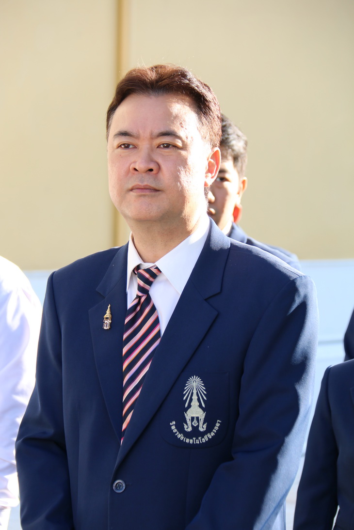 คณาอาจารย์ เจ้าหน้าที่ และนักศึกษาวิทยาลัยเทคโนโลยีจิตรลดา ร่วมพิธีวางพวงมาลาเนื่องในวันมหาธีรราชเจ้า ณ สวนเจ้าเชตุ — 1 พฤษภาคม 2025 — สถาบันเทคโนโลยีจิตรลดา CDTI
