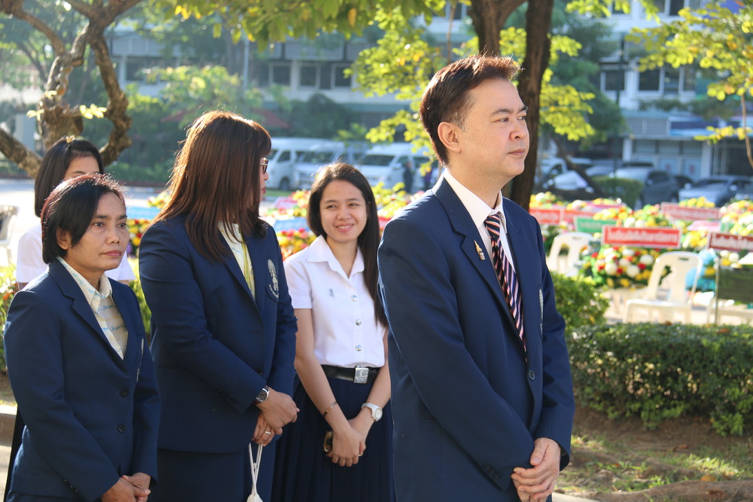 คณาอาจารย์ เจ้าหน้าที่ และนักศึกษาวิทยาลัยเทคโนโลยีจิตรลดา ร่วมพิธีวางพวงมาลาเนื่องในวันมหาธีรราชเจ้า ณ สวนเจ้าเชตุ — 1 พฤษภาคม 2025 — สถาบันเทคโนโลยีจิตรลดา CDTI