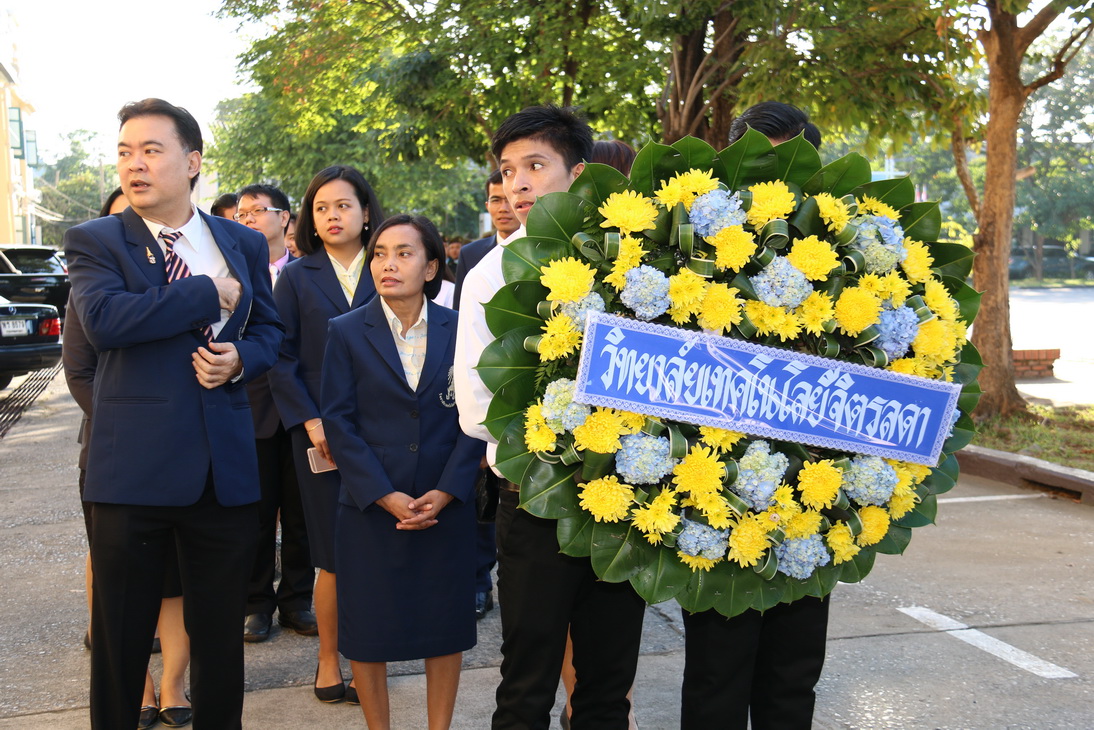 คณาอาจารย์ เจ้าหน้าที่ และนักศึกษาวิทยาลัยเทคโนโลยีจิตรลดา ร่วมพิธีวางพวงมาลาเนื่องในวันมหาธีรราชเจ้า ณ สวนเจ้าเชตุ — 1 พฤษภาคม 2025 — สถาบันเทคโนโลยีจิตรลดา CDTI