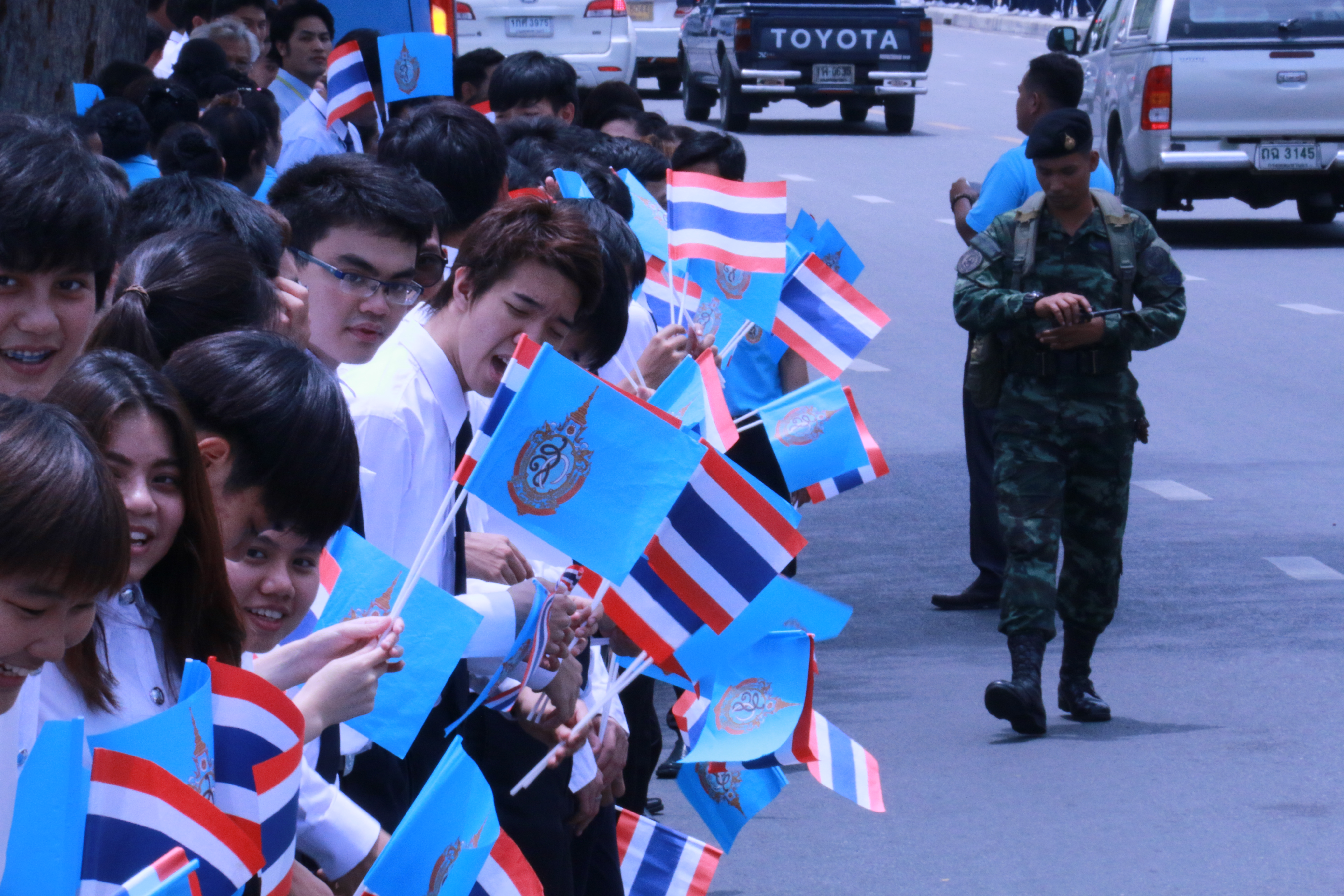 คณะผู้บริหาร คณาจารย์ บุคลากร นักศึกษาและนักเรียน วิทยาลัยเทคโนโลยีจิตรลดาและโรงเรียนจิตรลดา เฝ้าทูลละอองธุลีพระบาทรับเสด็จ สมเด็จพระนางเจ้า ฯ พระบรมราชินีนาถ — 2 พฤษภาคม 2025 — สถาบันเทคโนโลยีจิตรลดา CDTI