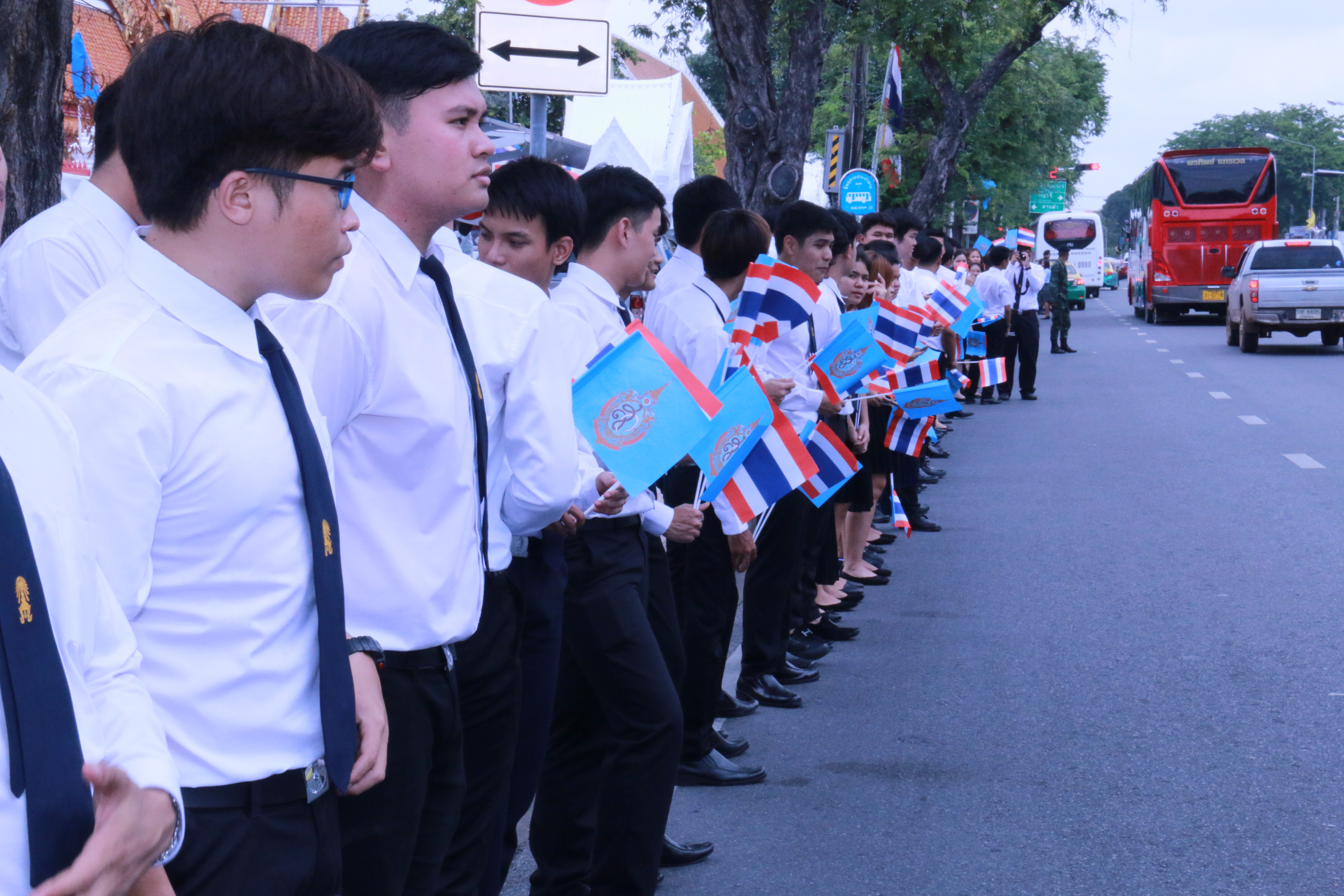 คณะผู้บริหาร คณาจารย์ บุคลากร นักศึกษาและนักเรียน วิทยาลัยเทคโนโลยีจิตรลดาและโรงเรียนจิตรลดา เฝ้าทูลละอองธุลีพระบาทรับเสด็จ สมเด็จพระนางเจ้า ฯ พระบรมราชินีนาถ — 2 พฤษภาคม 2025 — สถาบันเทคโนโลยีจิตรลดา CDTI