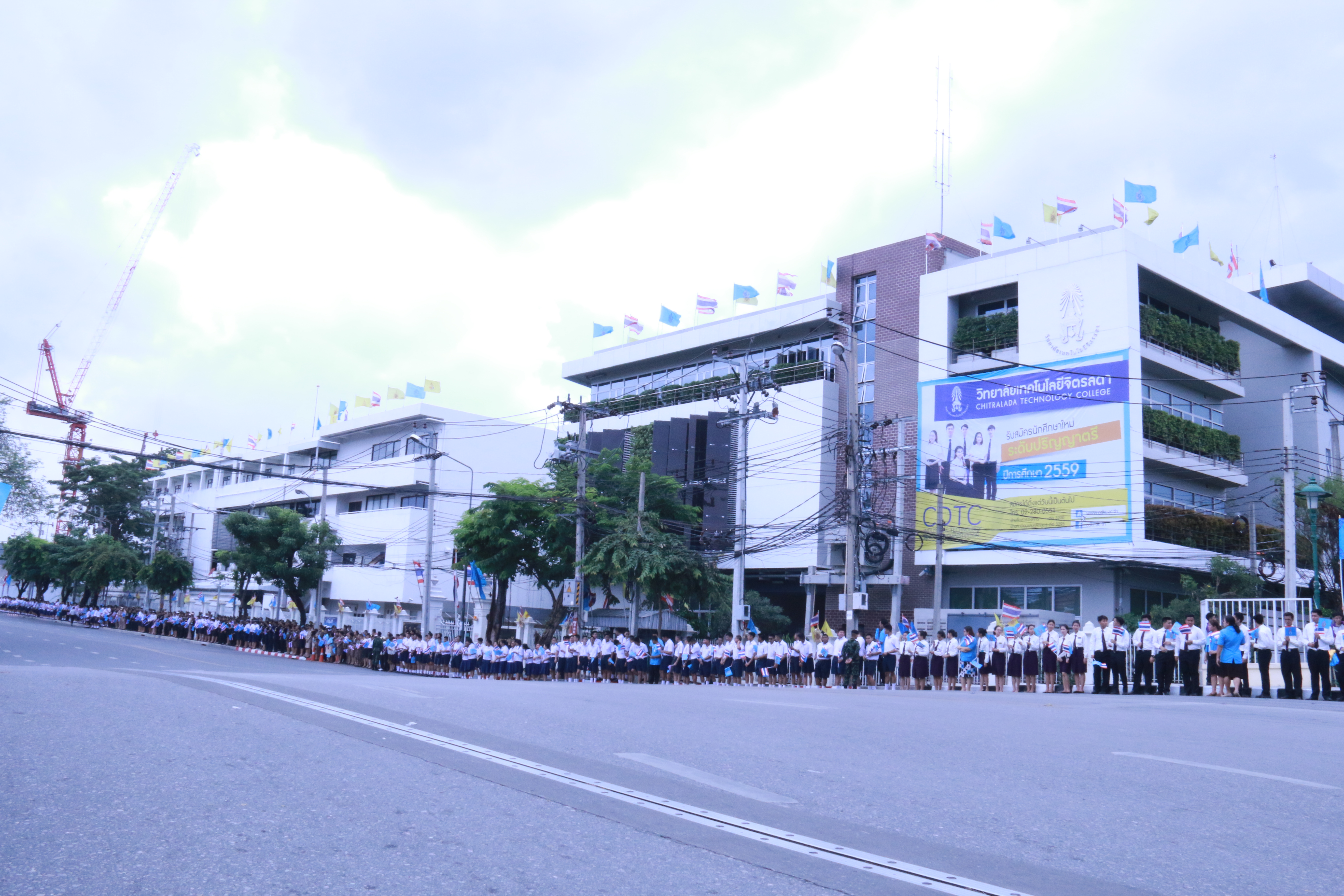 คณะผู้บริหาร คณาจารย์ บุคลากร นักศึกษาและนักเรียน วิทยาลัยเทคโนโลยีจิตรลดาและโรงเรียนจิตรลดา เฝ้าทูลละอองธุลีพระบาทรับเสด็จ สมเด็จพระนางเจ้า ฯ พระบรมราชินีนาถ — 2 พฤษภาคม 2025 — สถาบันเทคโนโลยีจิตรลดา CDTI