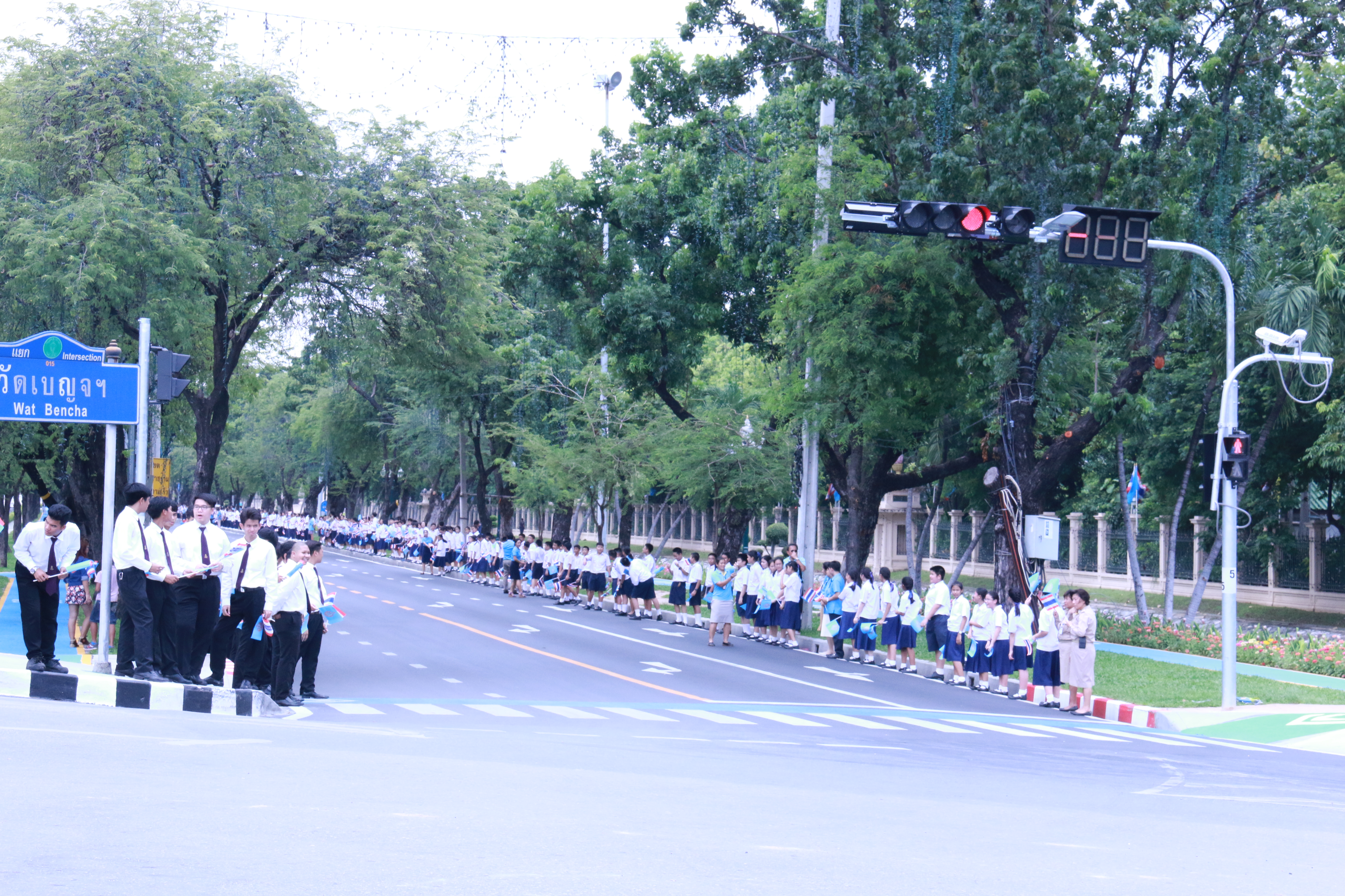 คณะผู้บริหาร คณาจารย์ บุคลากร นักศึกษาและนักเรียน วิทยาลัยเทคโนโลยีจิตรลดาและโรงเรียนจิตรลดา เฝ้าทูลละอองธุลีพระบาทรับเสด็จ สมเด็จพระนางเจ้า ฯ พระบรมราชินีนาถ — 2 พฤษภาคม 2025 — สถาบันเทคโนโลยีจิตรลดา CDTI