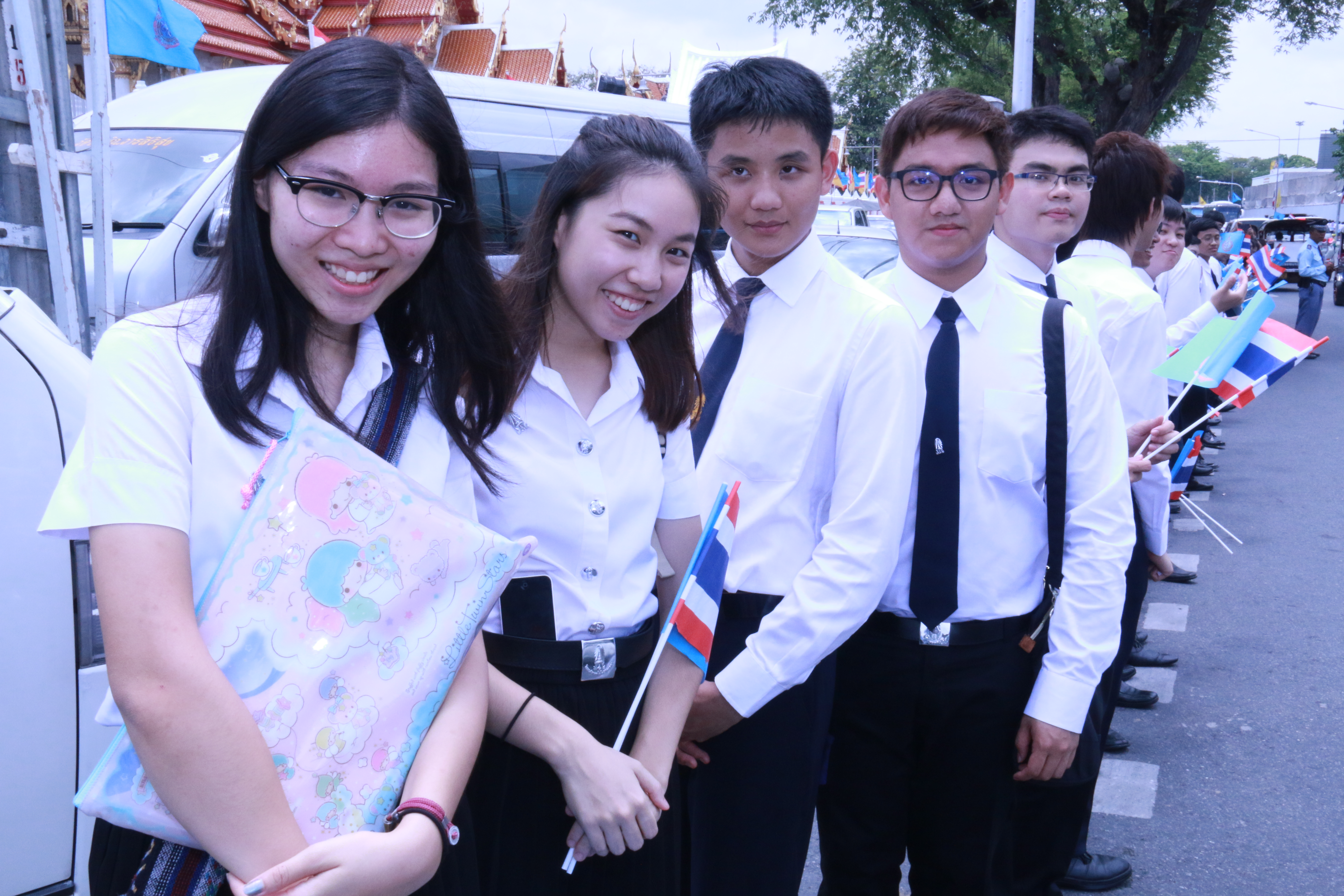 คณะผู้บริหาร คณาจารย์ บุคลากร นักศึกษาและนักเรียน วิทยาลัยเทคโนโลยีจิตรลดาและโรงเรียนจิตรลดา เฝ้าทูลละอองธุลีพระบาทรับเสด็จ สมเด็จพระนางเจ้า ฯ พระบรมราชินีนาถ — 2 พฤษภาคม 2025 — สถาบันเทคโนโลยีจิตรลดา CDTI