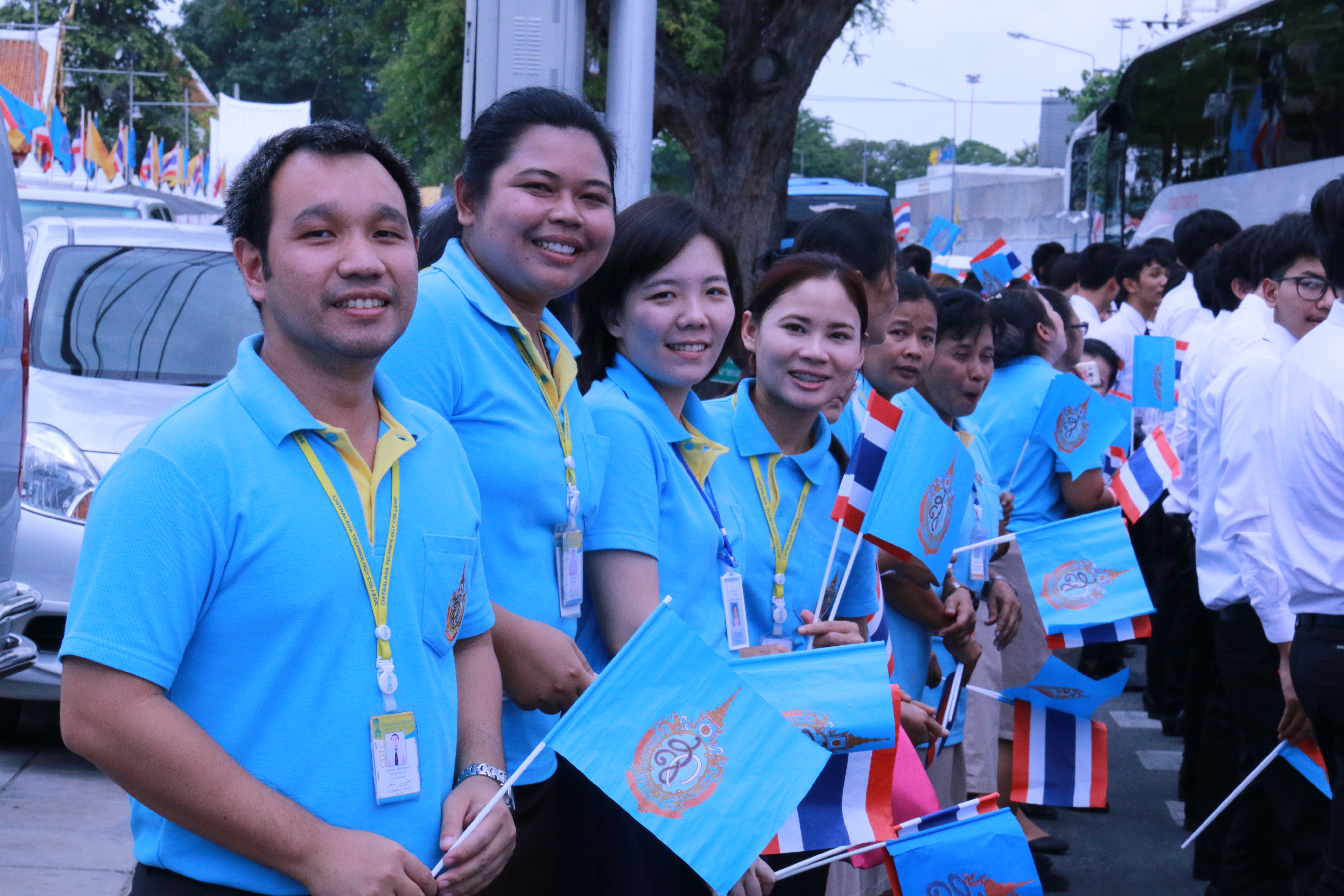 คณะผู้บริหาร คณาจารย์ บุคลากร นักศึกษาและนักเรียน วิทยาลัยเทคโนโลยีจิตรลดาและโรงเรียนจิตรลดา เฝ้าทูลละอองธุลีพระบาทรับเสด็จ สมเด็จพระนางเจ้า ฯ พระบรมราชินีนาถ — 2 พฤษภาคม 2025 — สถาบันเทคโนโลยีจิตรลดา CDTI