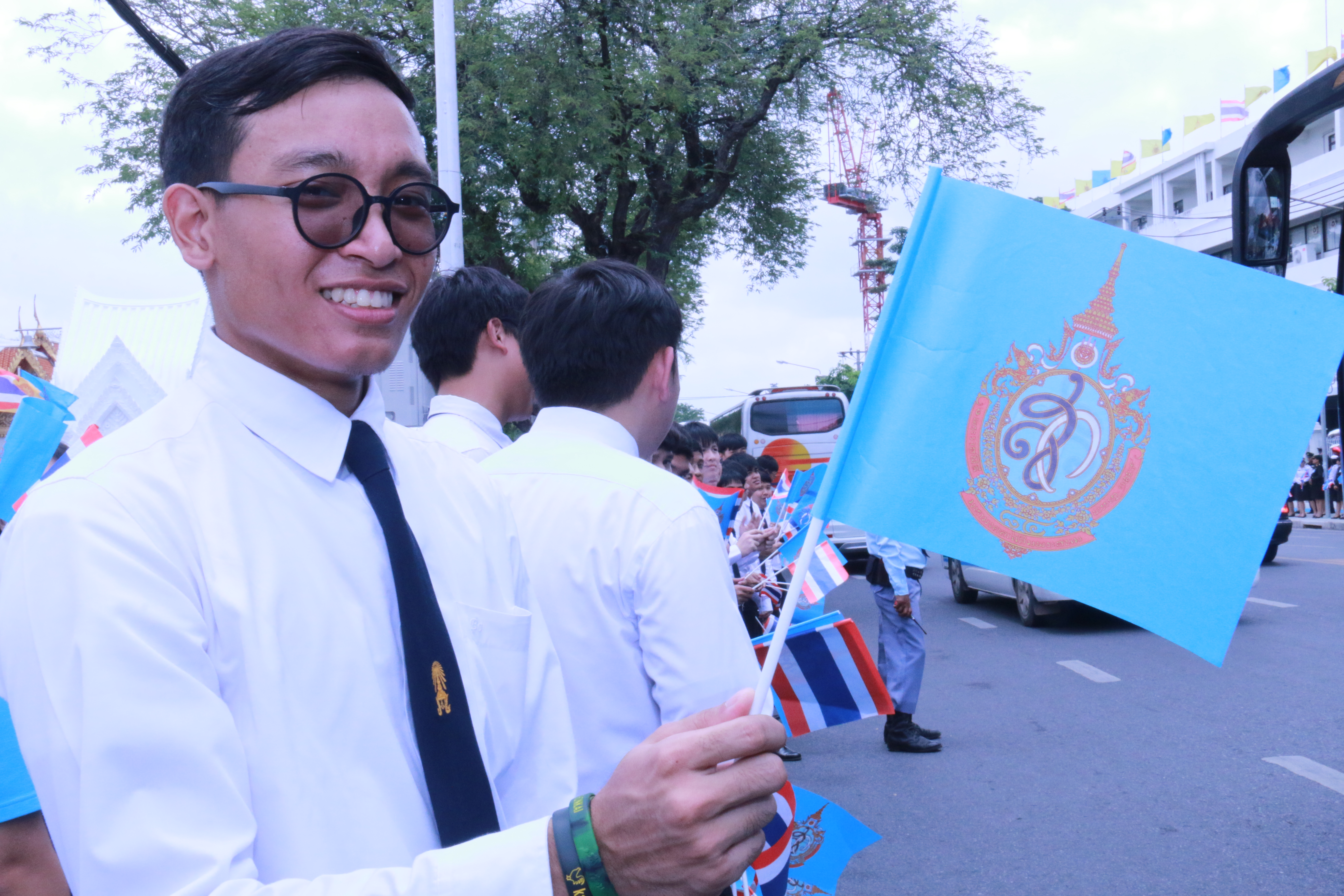 คณะผู้บริหาร คณาจารย์ บุคลากร นักศึกษาและนักเรียน วิทยาลัยเทคโนโลยีจิตรลดาและโรงเรียนจิตรลดา เฝ้าทูลละอองธุลีพระบาทรับเสด็จ สมเด็จพระนางเจ้า ฯ พระบรมราชินีนาถ — 2 พฤษภาคม 2025 — สถาบันเทคโนโลยีจิตรลดา CDTI