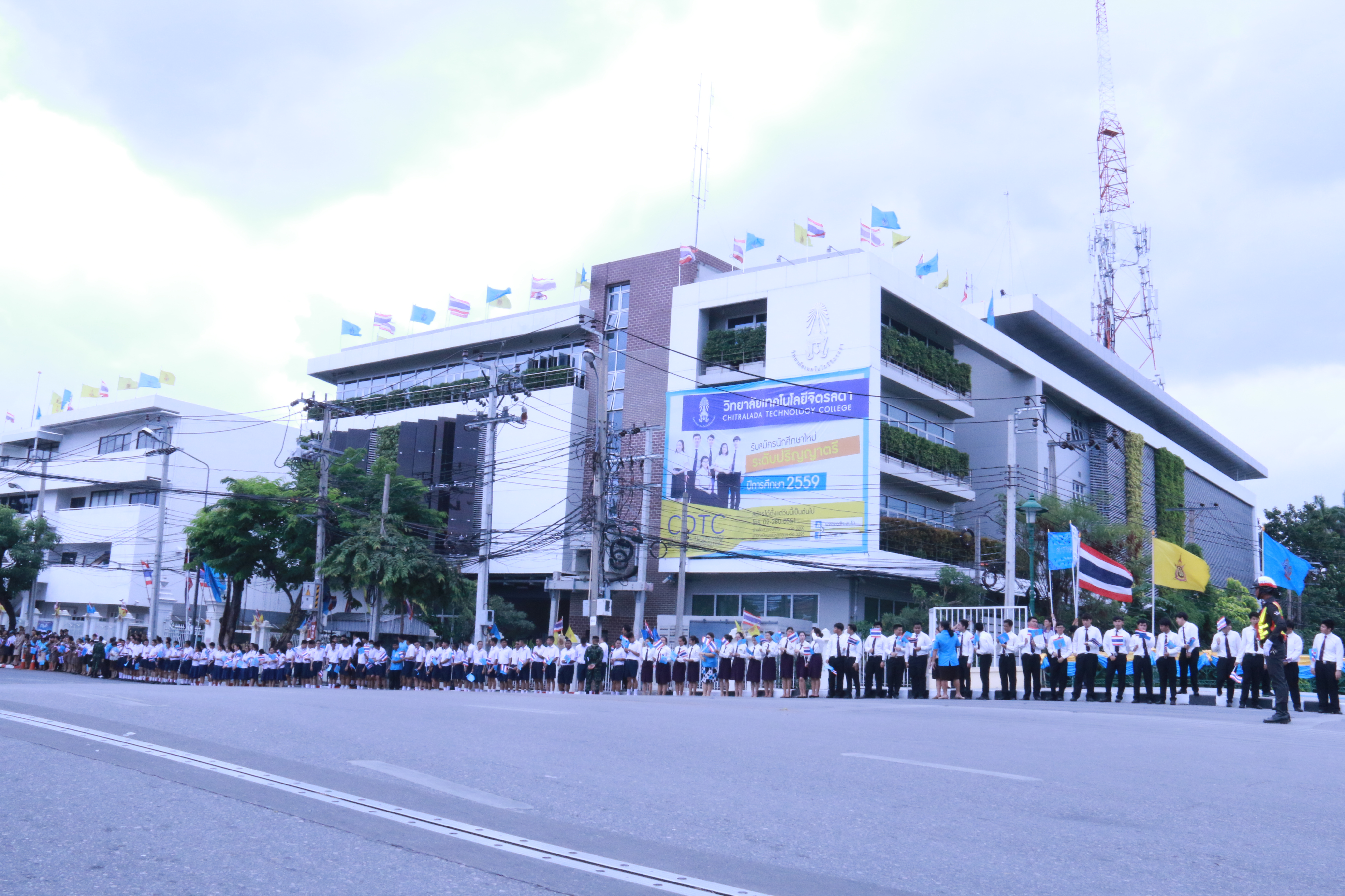 คณะผู้บริหาร คณาจารย์ บุคลากร นักศึกษาและนักเรียน วิทยาลัยเทคโนโลยีจิตรลดาและโรงเรียนจิตรลดา เฝ้าทูลละอองธุลีพระบาทรับเสด็จ สมเด็จพระนางเจ้า ฯ พระบรมราชินีนาถ — 2 พฤษภาคม 2025 — สถาบันเทคโนโลยีจิตรลดา CDTI