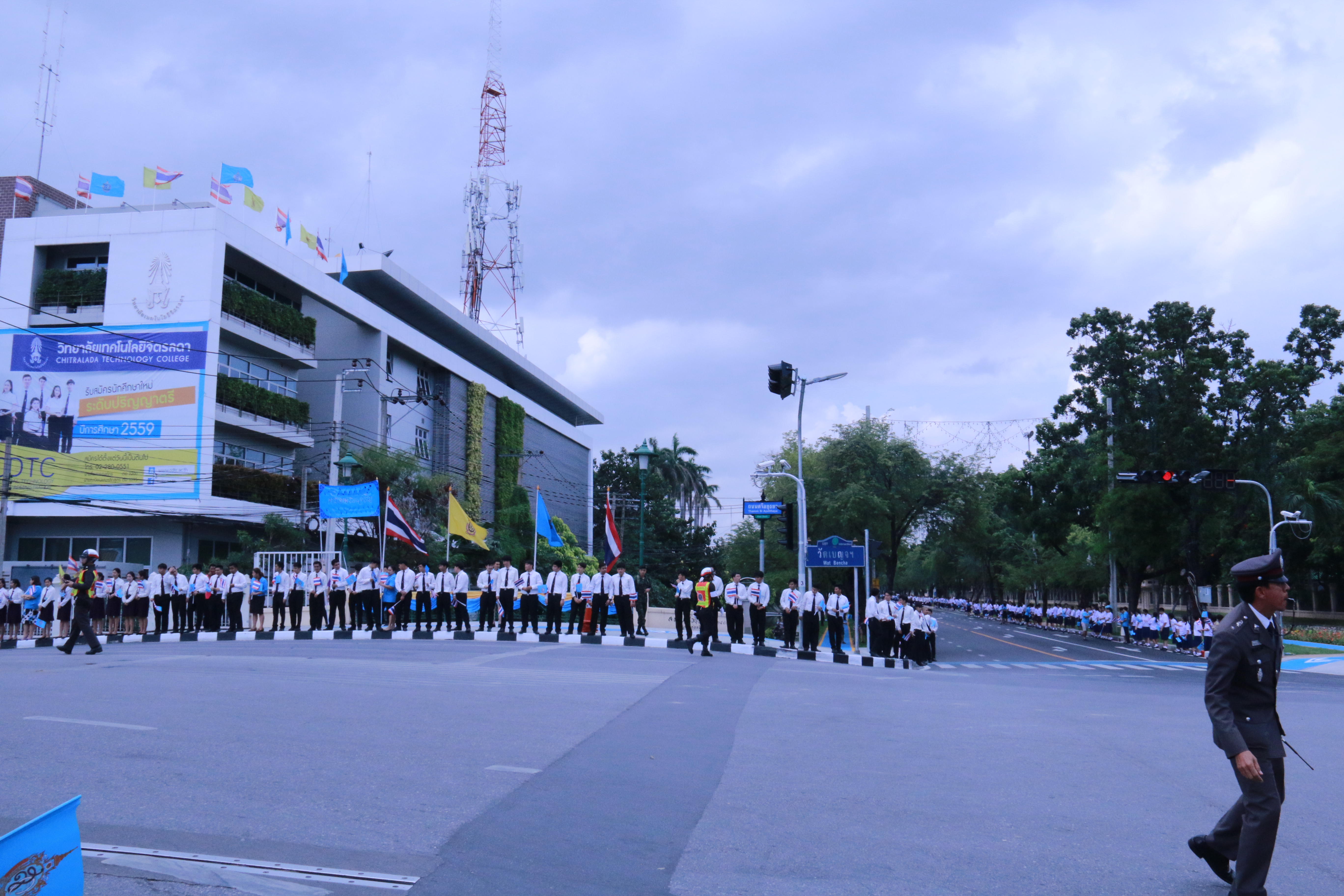 คณะผู้บริหาร คณาจารย์ บุคลากร นักศึกษาและนักเรียน วิทยาลัยเทคโนโลยีจิตรลดาและโรงเรียนจิตรลดา เฝ้าทูลละอองธุลีพระบาทรับเสด็จ สมเด็จพระนางเจ้า ฯ พระบรมราชินีนาถ — 2 พฤษภาคม 2025 — สถาบันเทคโนโลยีจิตรลดา CDTI