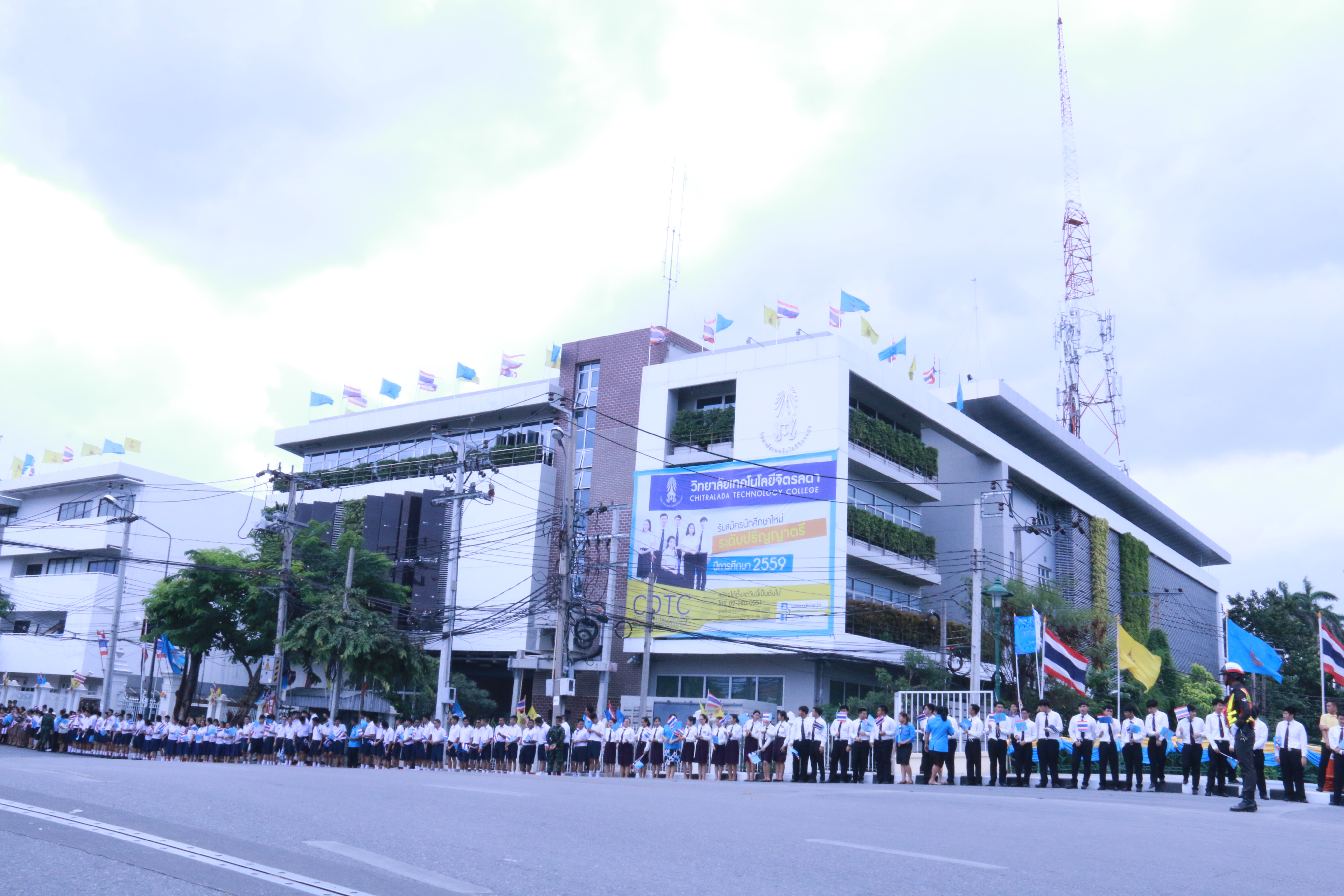 คณะผู้บริหาร คณาจารย์ บุคลากร นักศึกษาและนักเรียน วิทยาลัยเทคโนโลยีจิตรลดาและโรงเรียนจิตรลดา เฝ้าทูลละอองธุลีพระบาทรับเสด็จ สมเด็จพระนางเจ้า ฯ พระบรมราชินีนาถ — 2 พฤษภาคม 2025 — สถาบันเทคโนโลยีจิตรลดา CDTI