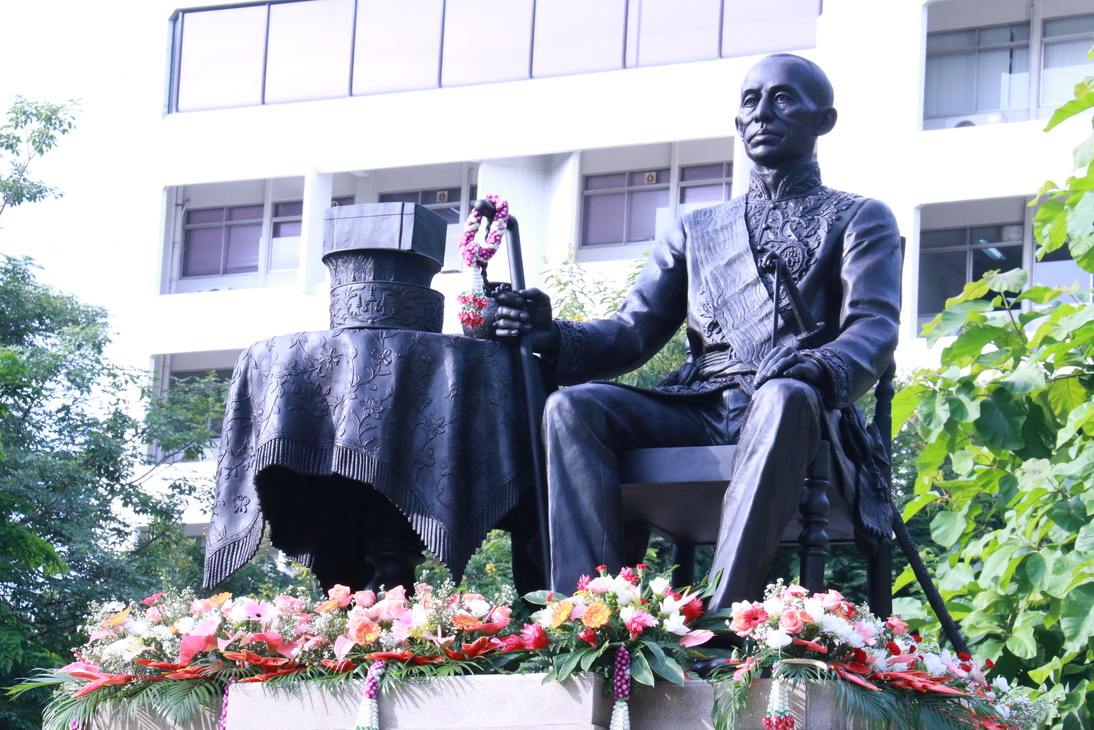 วางพานพุ่มถวายราชสักการะพระบรมราชานุสาวรีย์พระบาทสมเด็จพระจอมเกล้าเจ้าอยู่หัว — 2 พฤษภาคม 2025 — สถาบันเทคโนโลยีจิตรลดา CDTI
