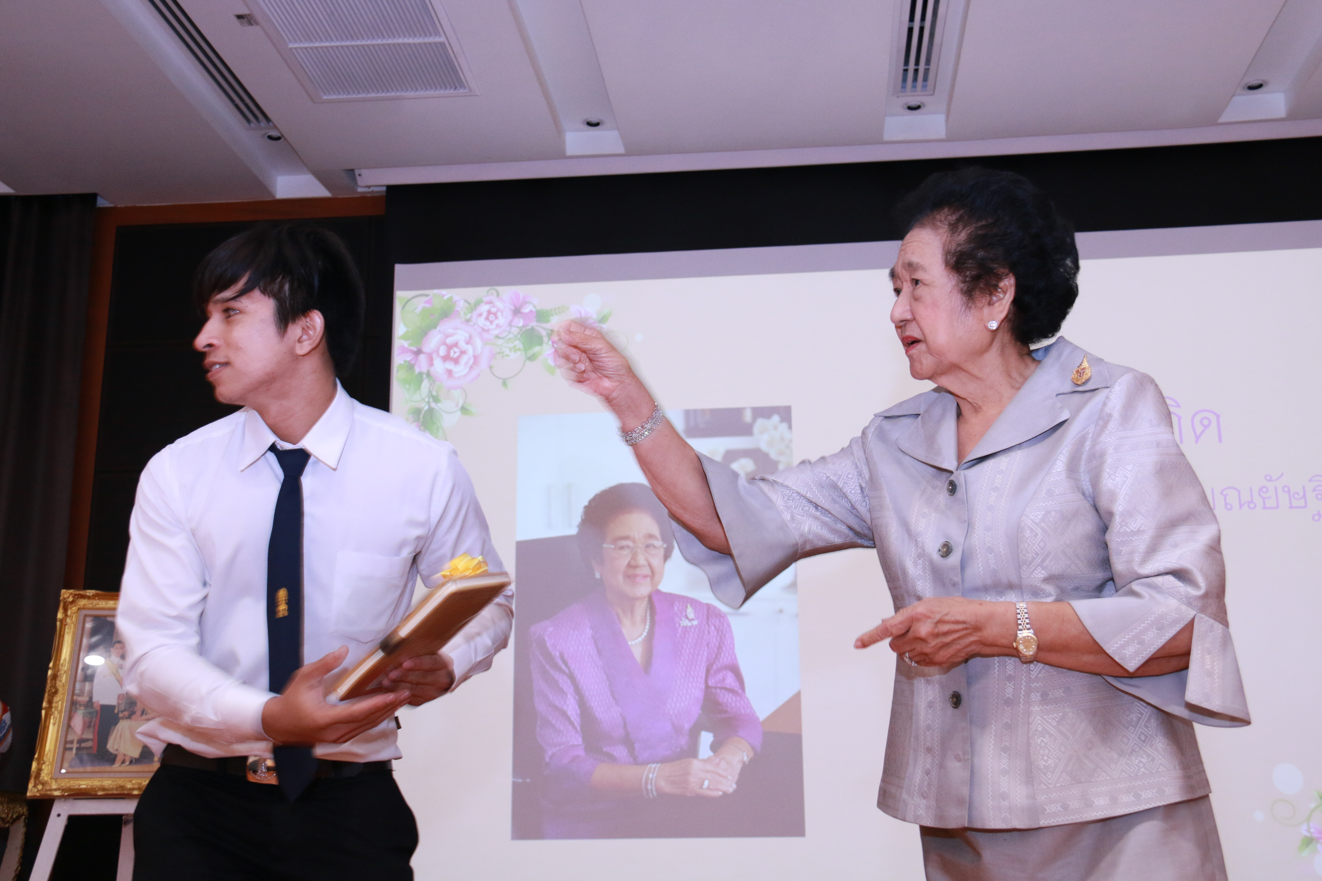 อธิการบดีมอบรางวัลยอดนักอ่านประจำเดือนกันยายน ๒๕๕๙ — 2 พฤษภาคม 2025 — สถาบันเทคโนโลยีจิตรลดา CDTI