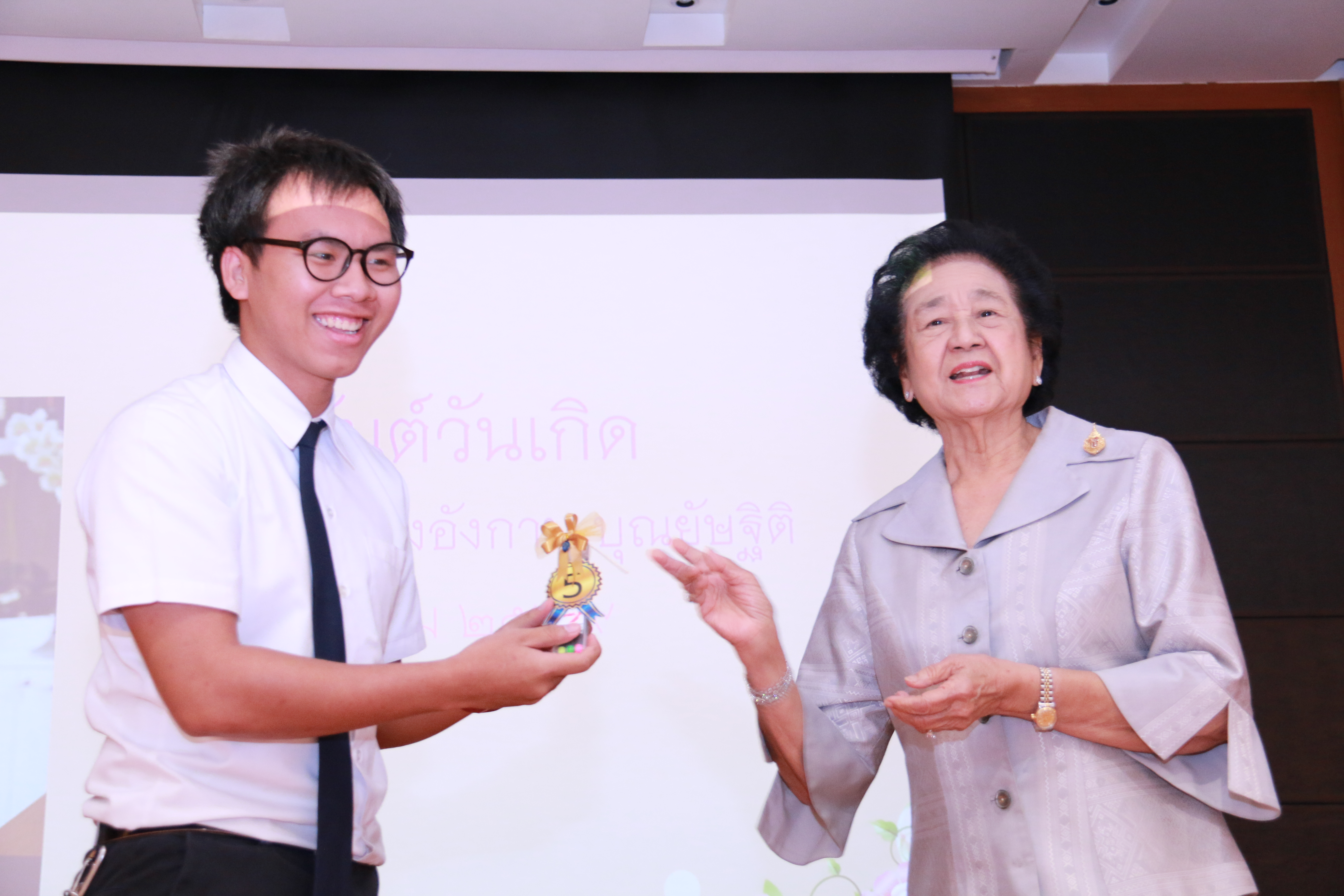 อธิการบดีมอบรางวัลยอดนักอ่านประจำเดือนกันยายน ๒๕๕๙ — 2 พฤษภาคม 2025 — สถาบันเทคโนโลยีจิตรลดา CDTI