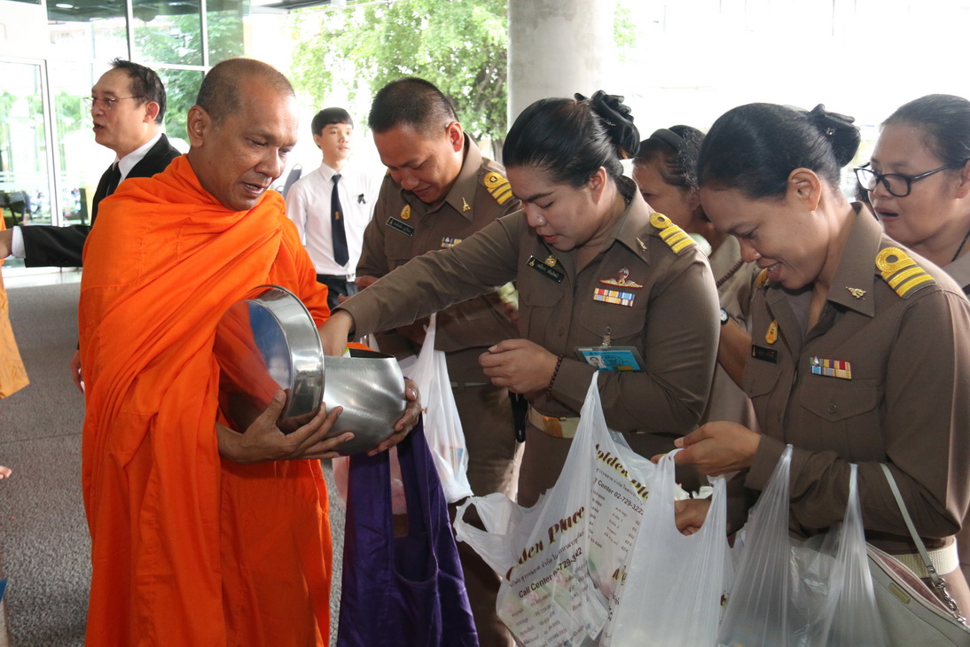 ทำบุญตักบาตร ข้าวสาร อาหารแห้ง พระสงฆ์ ๙ รูป — 25 เมษายน 2025 — สถาบันเทคโนโลยีจิตรลดา CDTI