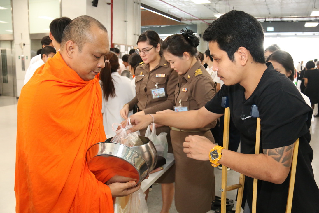 ทำบุญตักบาตร ข้าวสาร อาหารแห้ง พระสงฆ์ ๙ รูป — 25 เมษายน 2025 — สถาบันเทคโนโลยีจิตรลดา CDTI