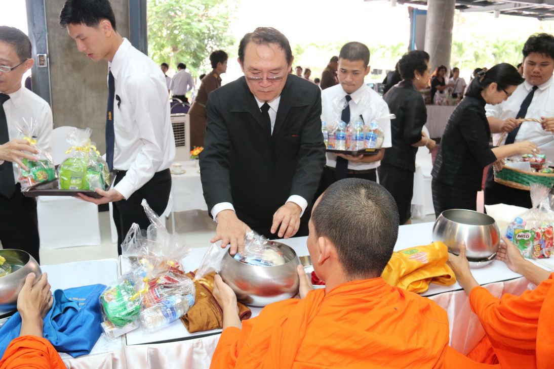 ทำบุญตักบาตร ข้าวสาร อาหารแห้ง พระสงฆ์ ๙ รูป — 25 เมษายน 2025 — สถาบันเทคโนโลยีจิตรลดา CDTI