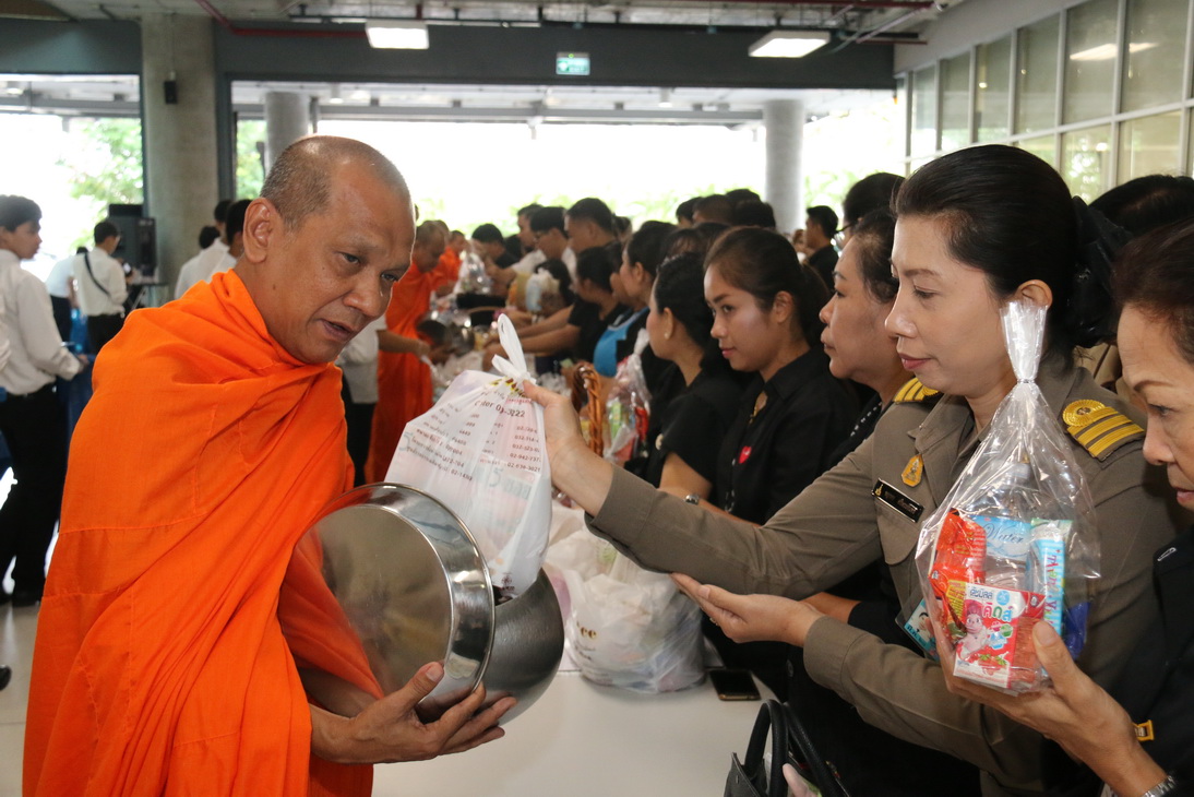 ทำบุญตักบาตร ข้าวสาร อาหารแห้ง พระสงฆ์ ๙ รูป — 25 เมษายน 2025 — สถาบันเทคโนโลยีจิตรลดา CDTI