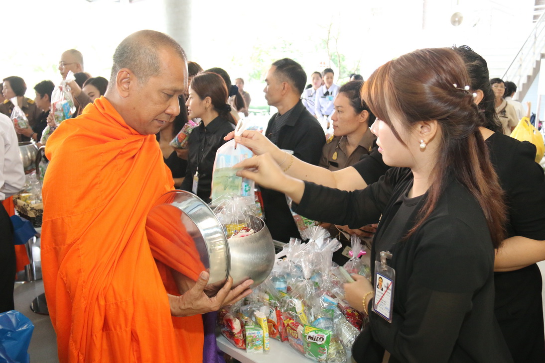 ทำบุญตักบาตร ข้าวสาร อาหารแห้ง พระสงฆ์ ๙ รูป — 25 เมษายน 2025 — สถาบันเทคโนโลยีจิตรลดา CDTI