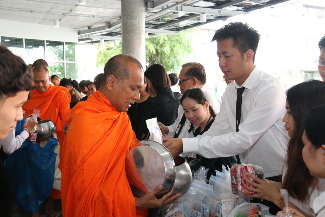 ทำบุญตักบาตร ข้าวสาร อาหารแห้ง พระสงฆ์ ๙ รูป — 25 เมษายน 2025 — สถาบันเทคโนโลยีจิตรลดา CDTI