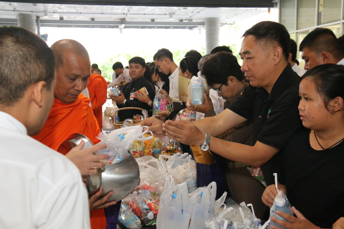 ทำบุญตักบาตร ข้าวสาร อาหารแห้ง พระสงฆ์ ๙ รูป — 25 เมษายน 2025 — สถาบันเทคโนโลยีจิตรลดา CDTI