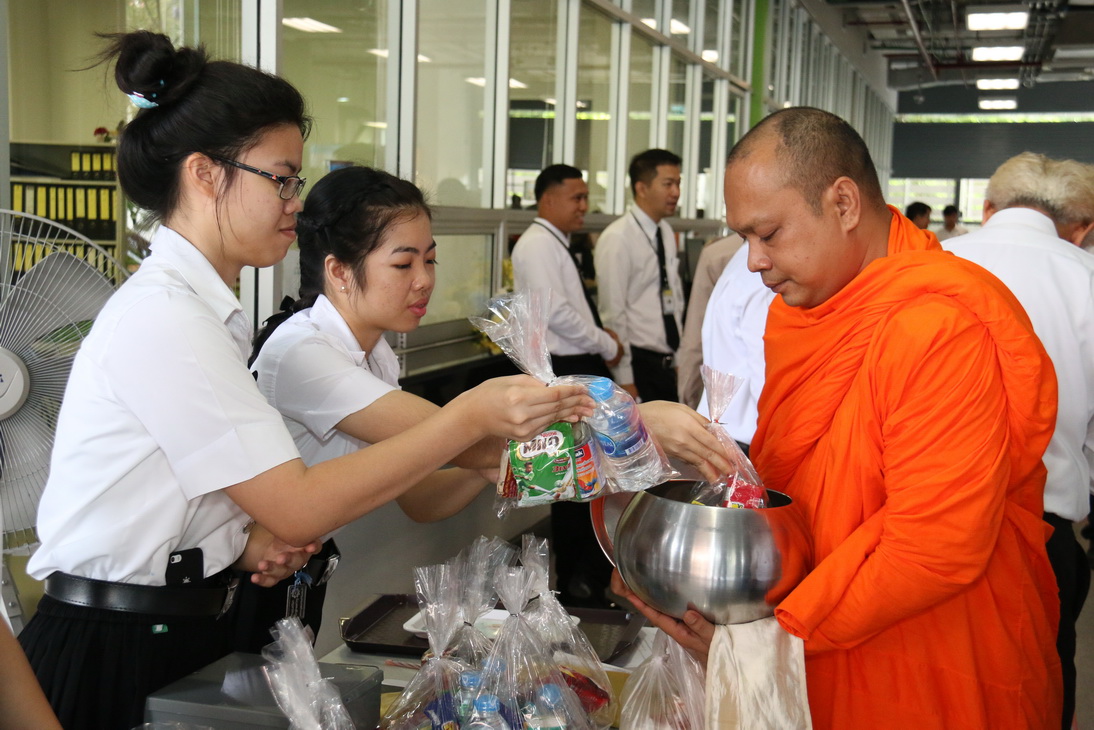ทำบุญตักบาตร ข้าวสาร อาหารแห้ง พระสงฆ์ ๙ รูป — 25 เมษายน 2025 — สถาบันเทคโนโลยีจิตรลดา CDTI