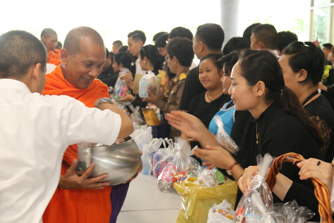 ทำบุญตักบาตร ข้าวสาร อาหารแห้ง พระสงฆ์ ๙ รูป — 25 เมษายน 2025 — สถาบันเทคโนโลยีจิตรลดา CDTI