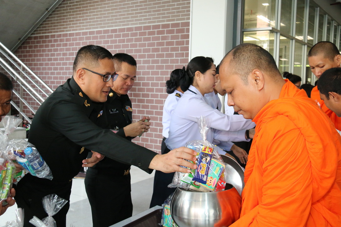 ทำบุญตักบาตร ข้าวสาร อาหารแห้ง พระสงฆ์ ๙ รูป — 25 เมษายน 2025 — สถาบันเทคโนโลยีจิตรลดา CDTI