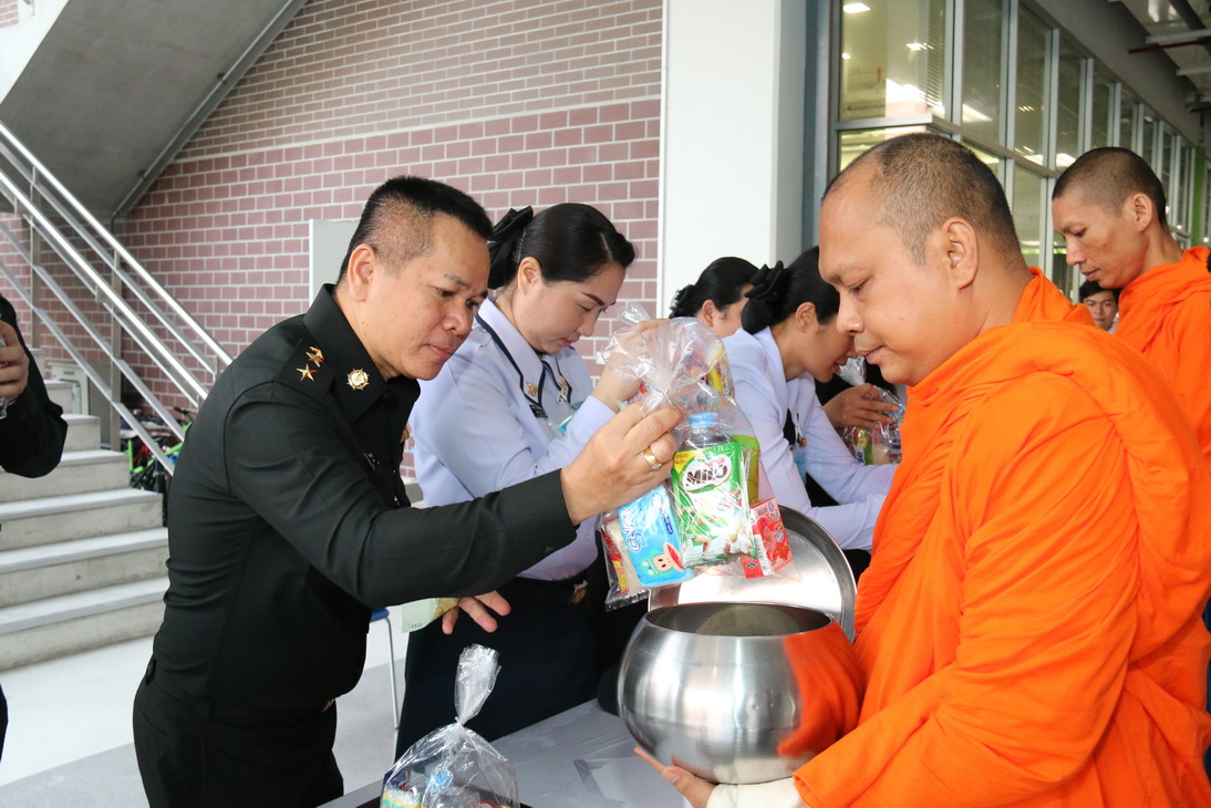ทำบุญตักบาตร ข้าวสาร อาหารแห้ง พระสงฆ์ ๙ รูป — 25 เมษายน 2025 — สถาบันเทคโนโลยีจิตรลดา CDTI