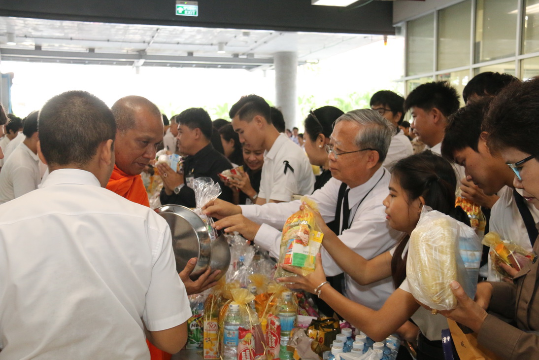 ทำบุญตักบาตร ข้าวสาร อาหารแห้ง พระสงฆ์ ๙ รูป — 25 เมษายน 2025 — สถาบันเทคโนโลยีจิตรลดา CDTI