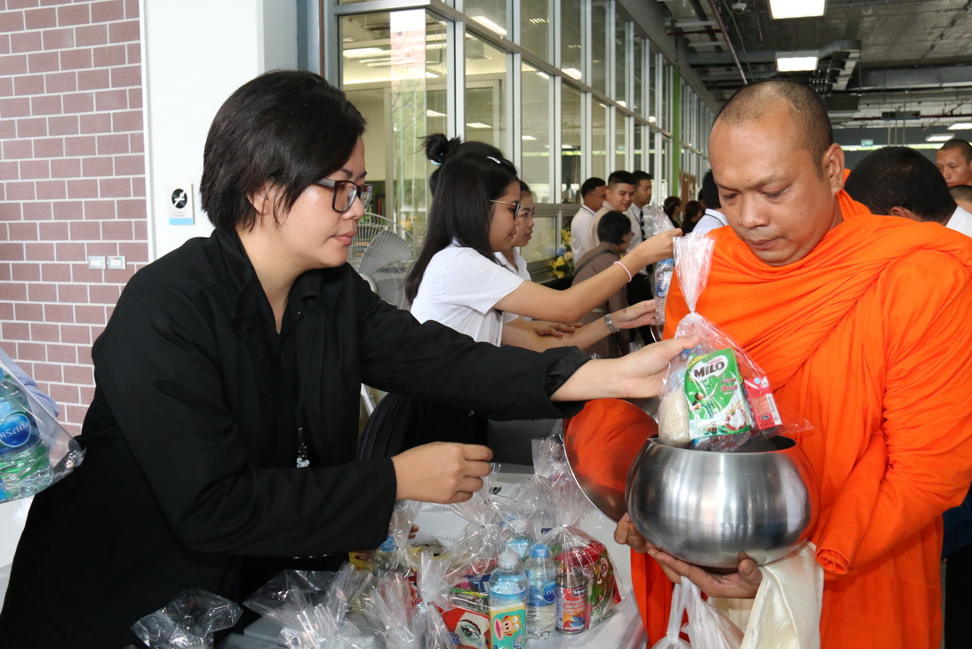 ทำบุญตักบาตร ข้าวสาร อาหารแห้ง พระสงฆ์ ๙ รูป — 25 เมษายน 2025 — สถาบันเทคโนโลยีจิตรลดา CDTI
