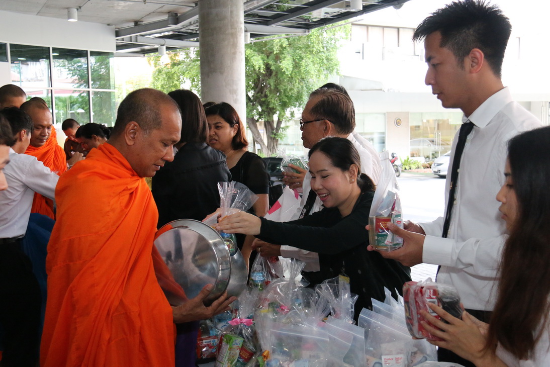 ทำบุญตักบาตร ข้าวสาร อาหารแห้ง พระสงฆ์ ๙ รูป — 25 เมษายน 2025 — สถาบันเทคโนโลยีจิตรลดา CDTI