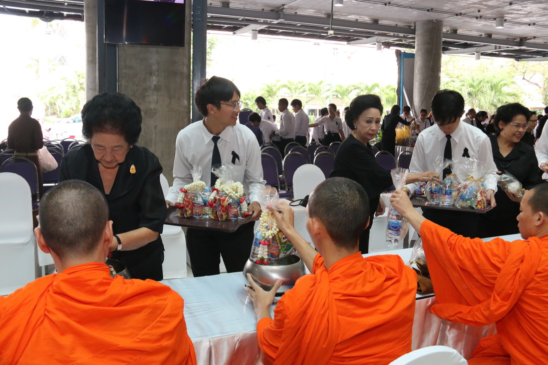 ทำบุญตักบาตร ข้าวสาร อาหารแห้ง พระสงฆ์ ๙ รูป — 25 เมษายน 2025 — สถาบันเทคโนโลยีจิตรลดา CDTI