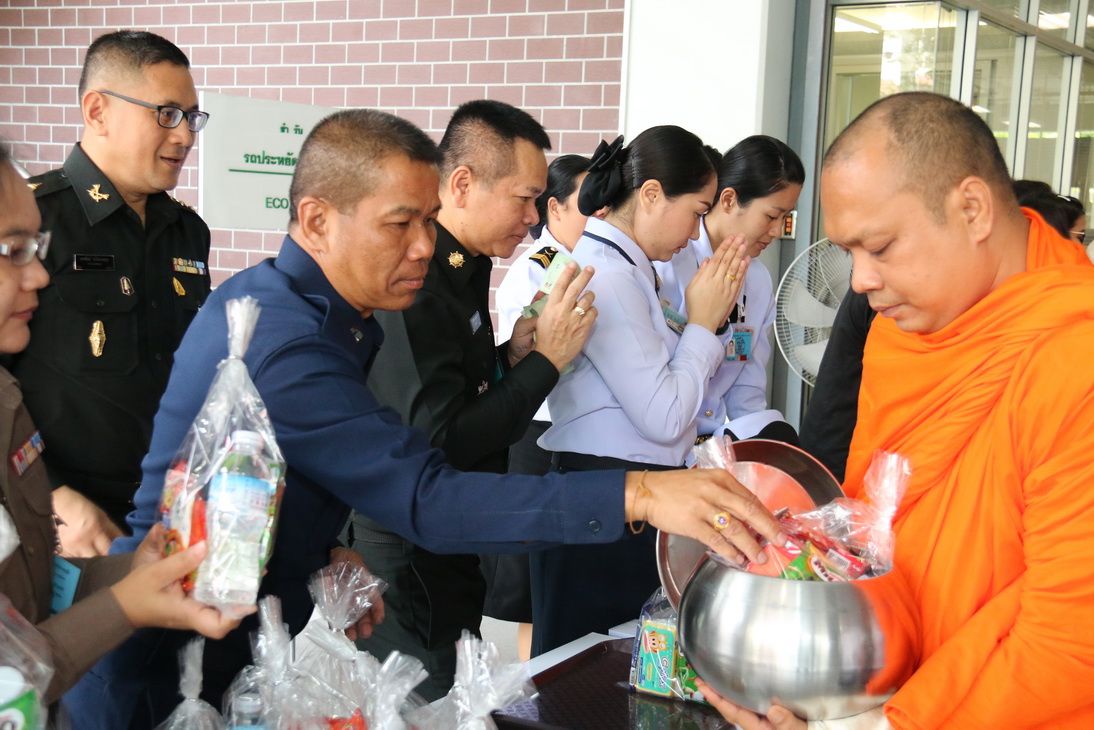 ทำบุญตักบาตร ข้าวสาร อาหารแห้ง พระสงฆ์ ๙ รูป — 25 เมษายน 2025 — สถาบันเทคโนโลยีจิตรลดา CDTI